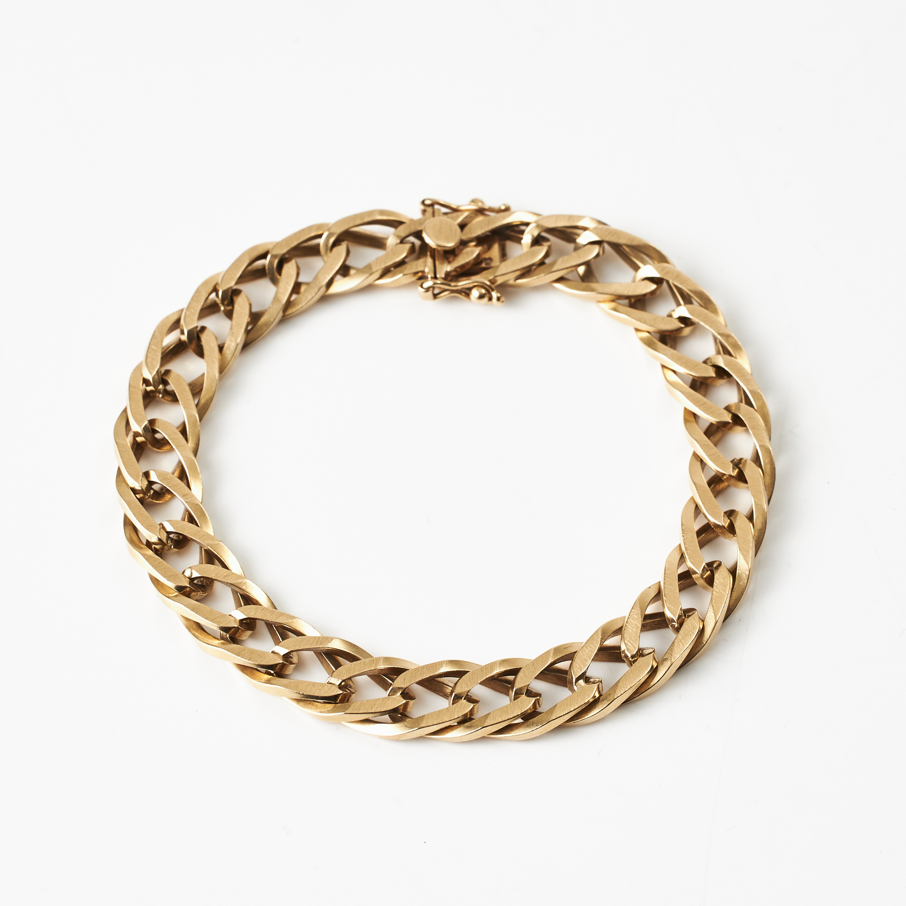 ARMBAND, 18 k guld, variant av manglad pansarlänk, utländska stämplar.