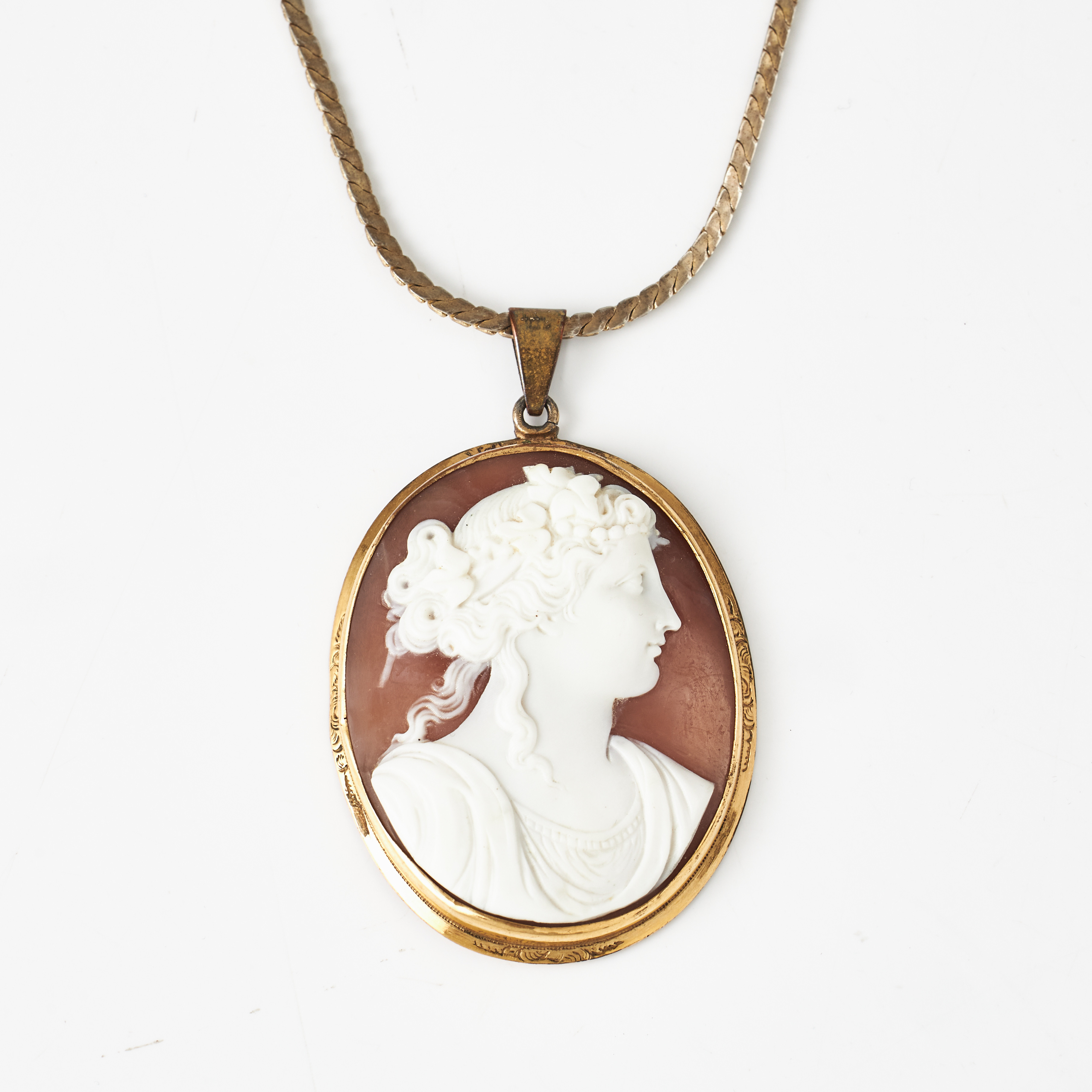 HÄNGE, kamé, skuret snäckskal föreställande klassisk kvinnoprofil, förgylld ram, 1800-talets senare del.