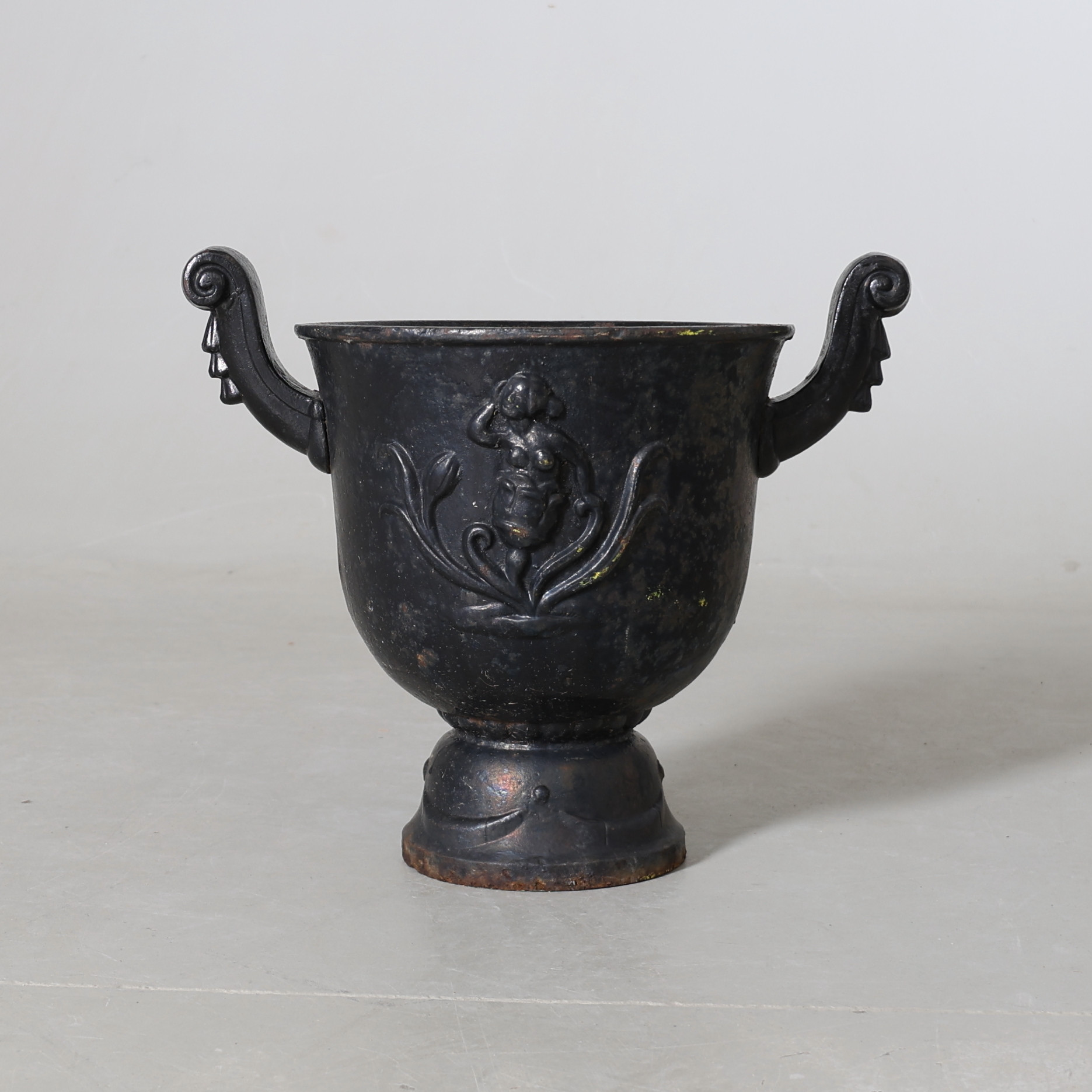 TRÄDGÅRDSURNA, gjutjärn, "Faunurnan", design Ivar Johnsson, Näfveqvarns Bruk A.B., formgiven 1921.