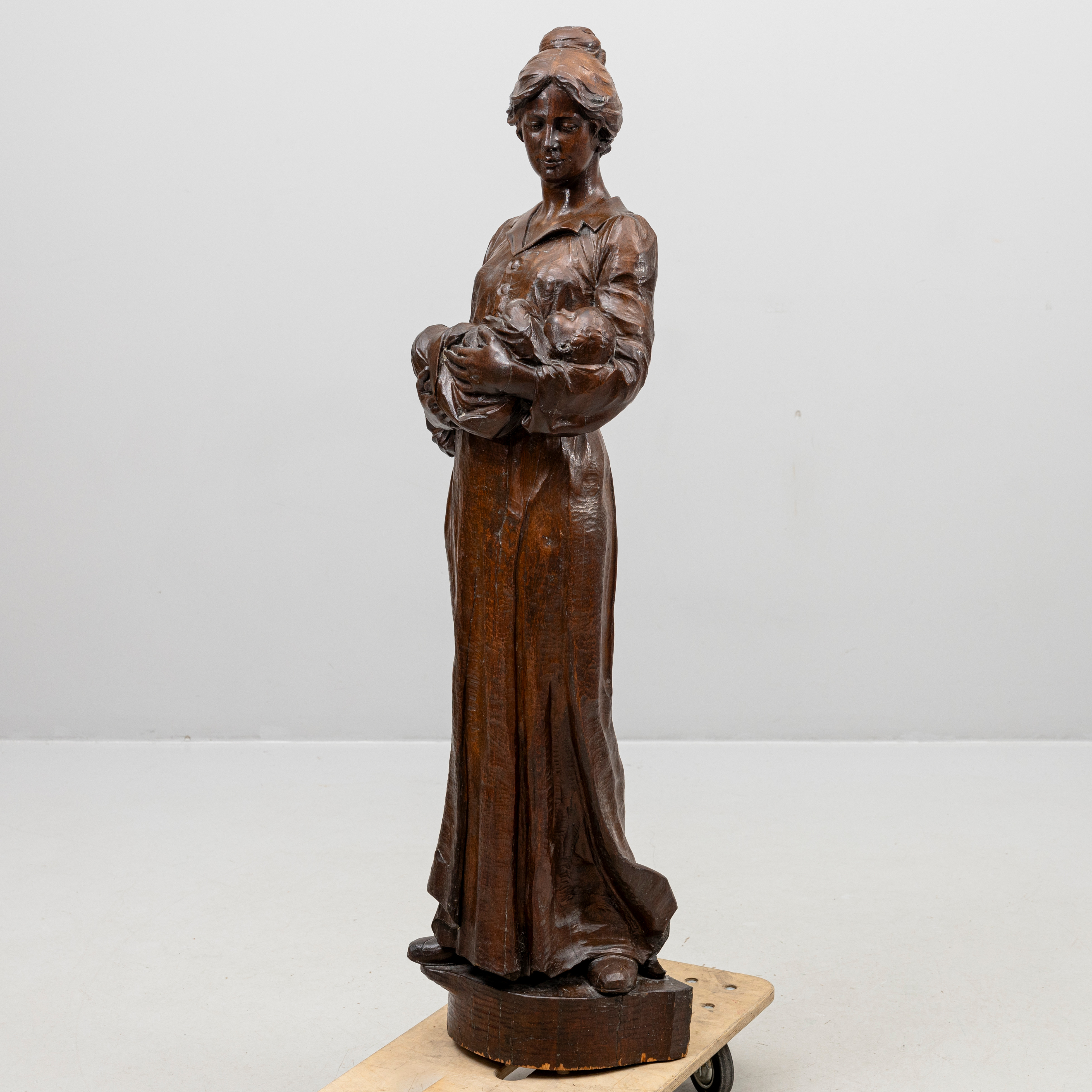 OKÄND KONSTNÄR. "Kvinna med barn", golvskulptur, ek, jugend Österrike, 1900-talets första del.