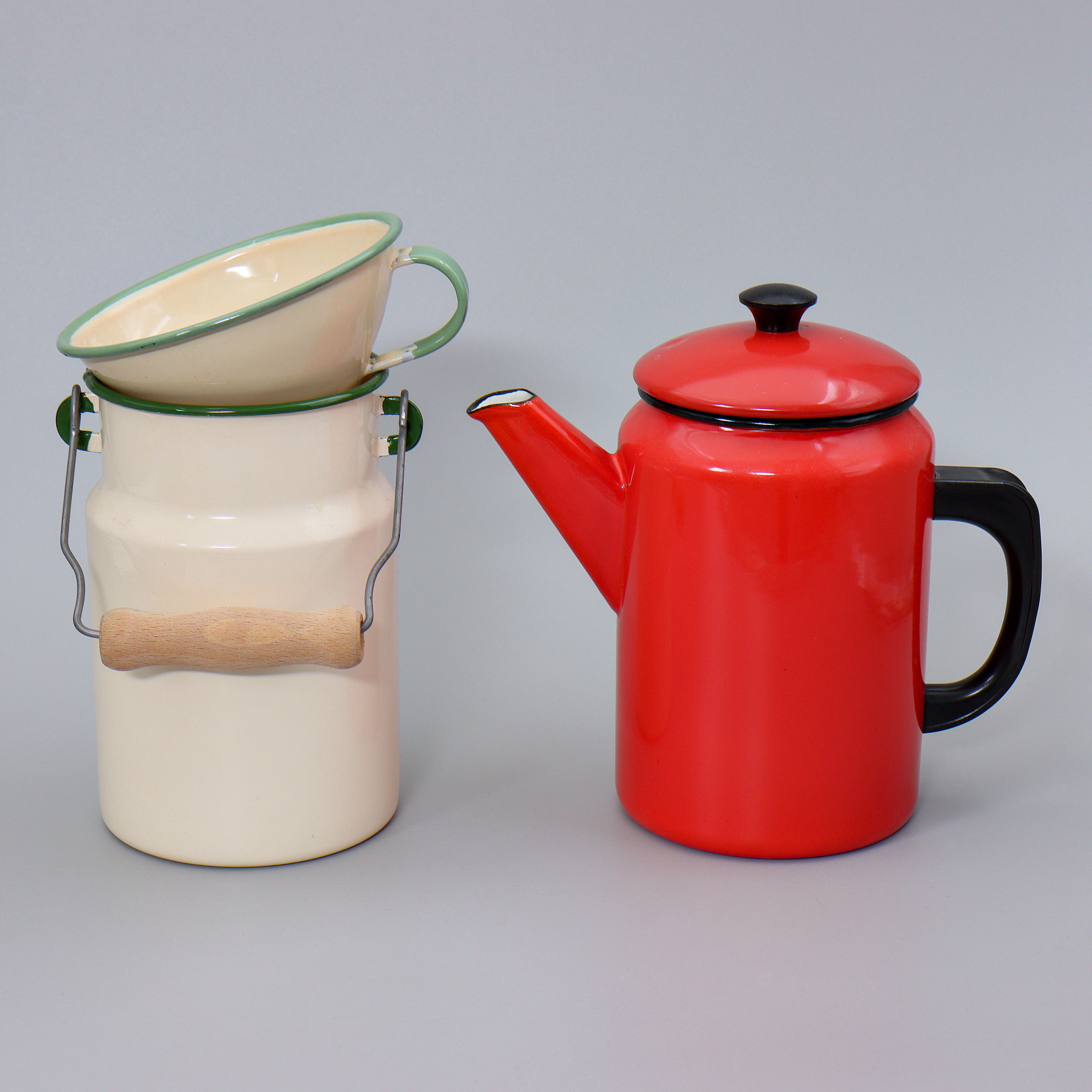 SAMLING KOCKUMS, KAFFEKANNA, MJÖLKKANNA, SAMT TRATT, 3 DELAR, EMALJ, 1900-TAL.