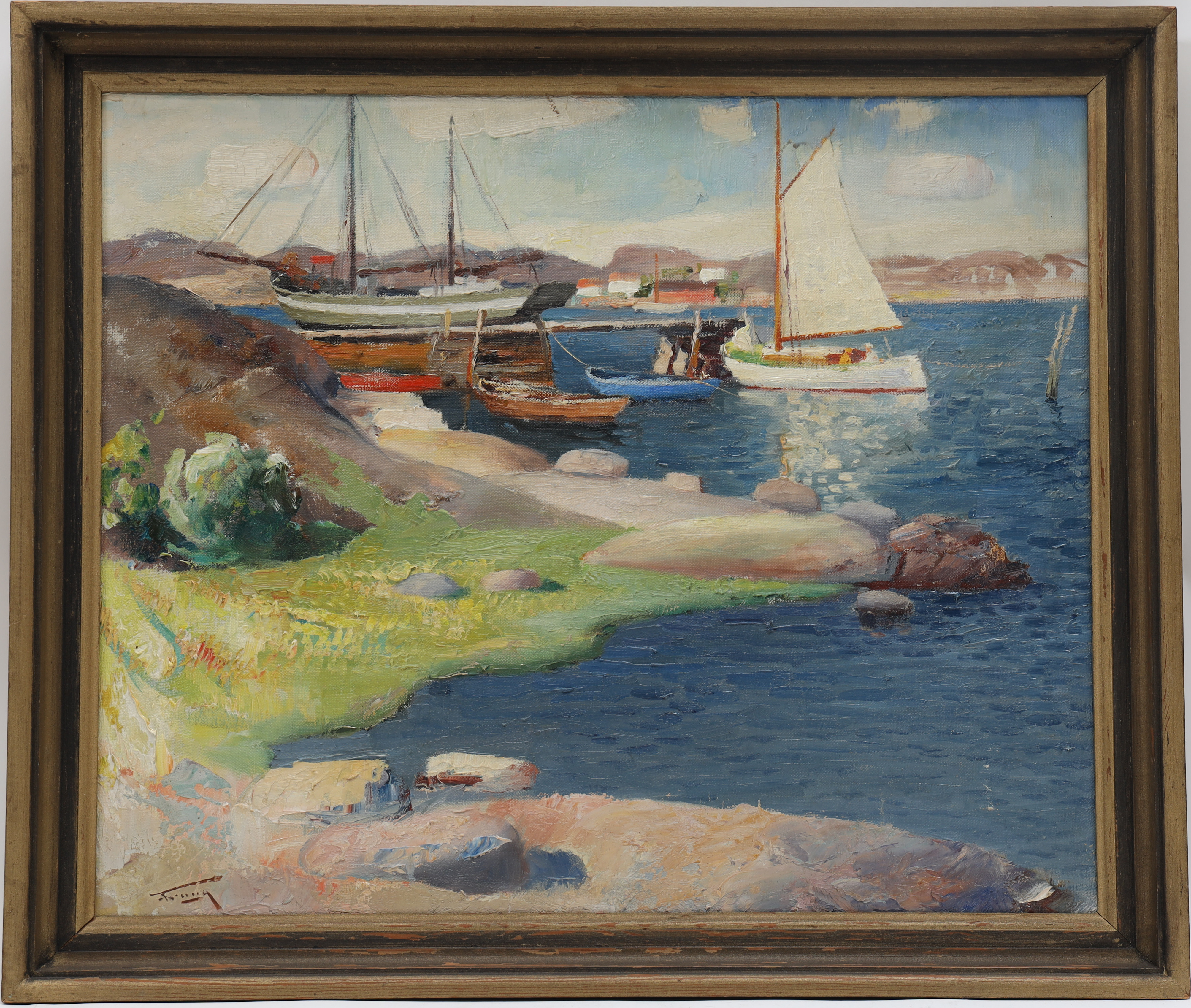 OIDENTIFIERAD KONSTNÄR. Skärgårdsbild med båtar, ljemålning på duk, otydligt signerad.