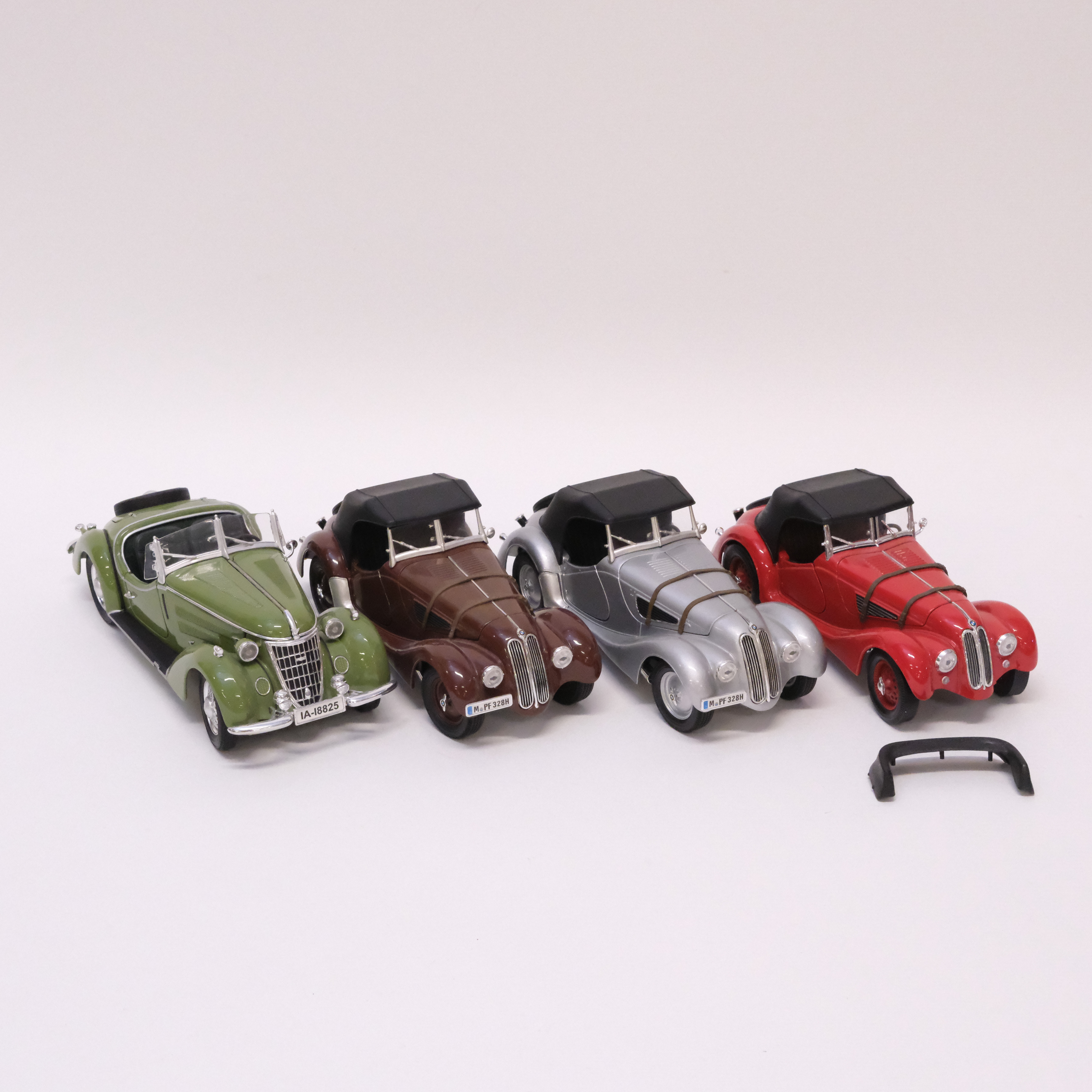 FYRA MODELLBILAR. RICKO OCH ROADLEGENDS. SKALA 1:18.