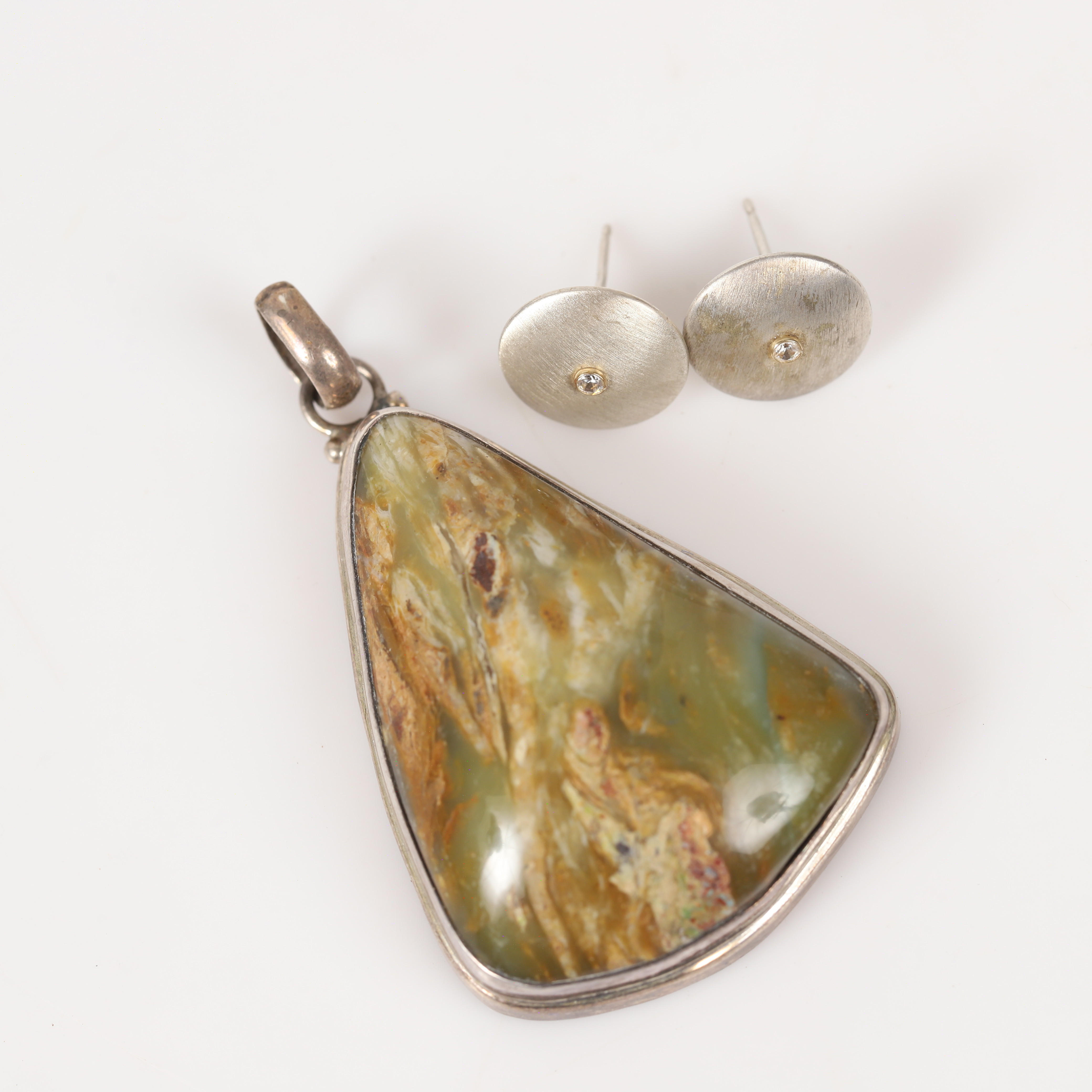 HÄNGE SAMT ÖRHÄNGEN, silver med cabochon- och fasettslipade stenar.