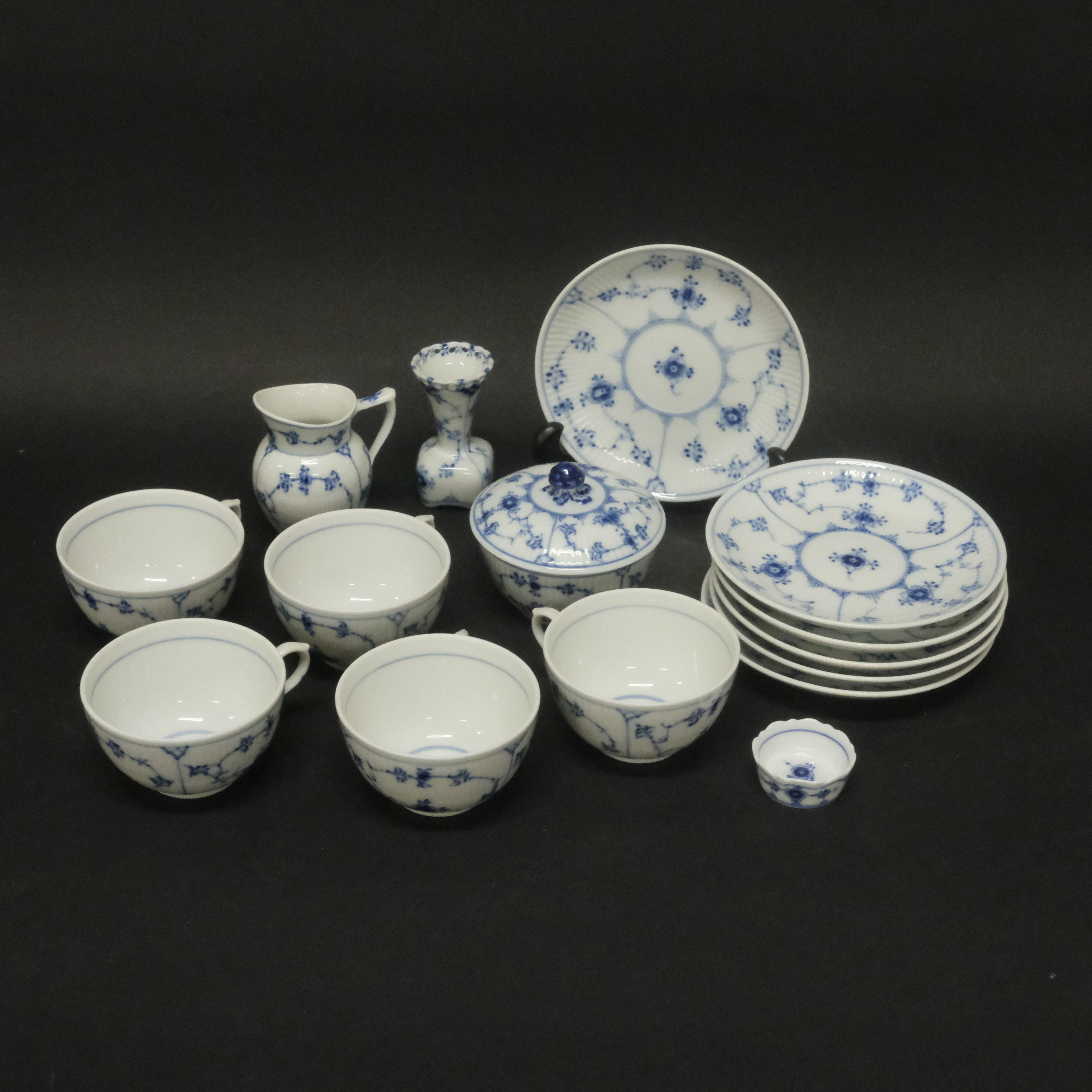 SERVISDELAR, "MUSSELMALET", HALVBLOND, ROYAL COPENHAGEN, 15 DELAR.