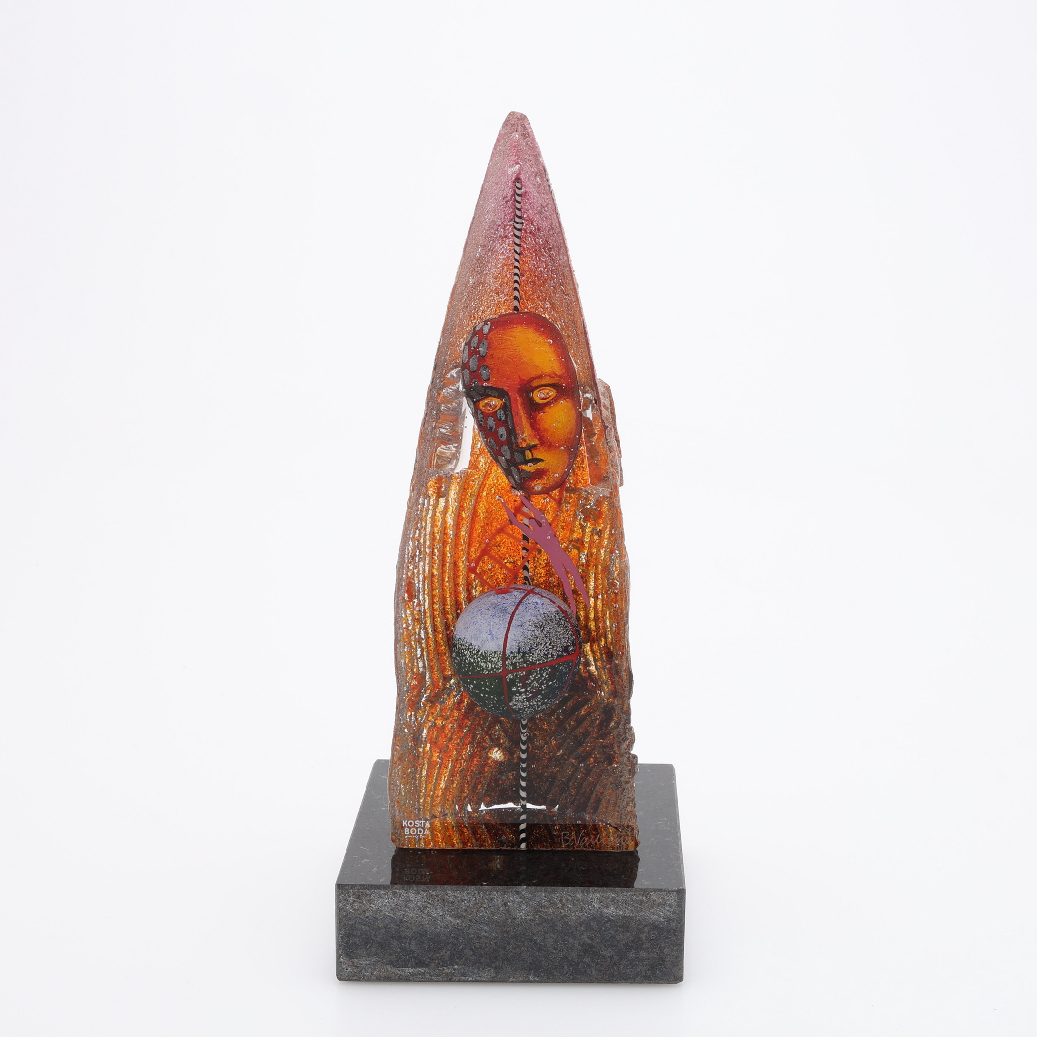 BERTIL VALLIEN. SKULPTUR, GLAS, HALVBÅT, "ORBIT RED", KOSTA BODA, LIMITED EDITION, SIGNERAD.