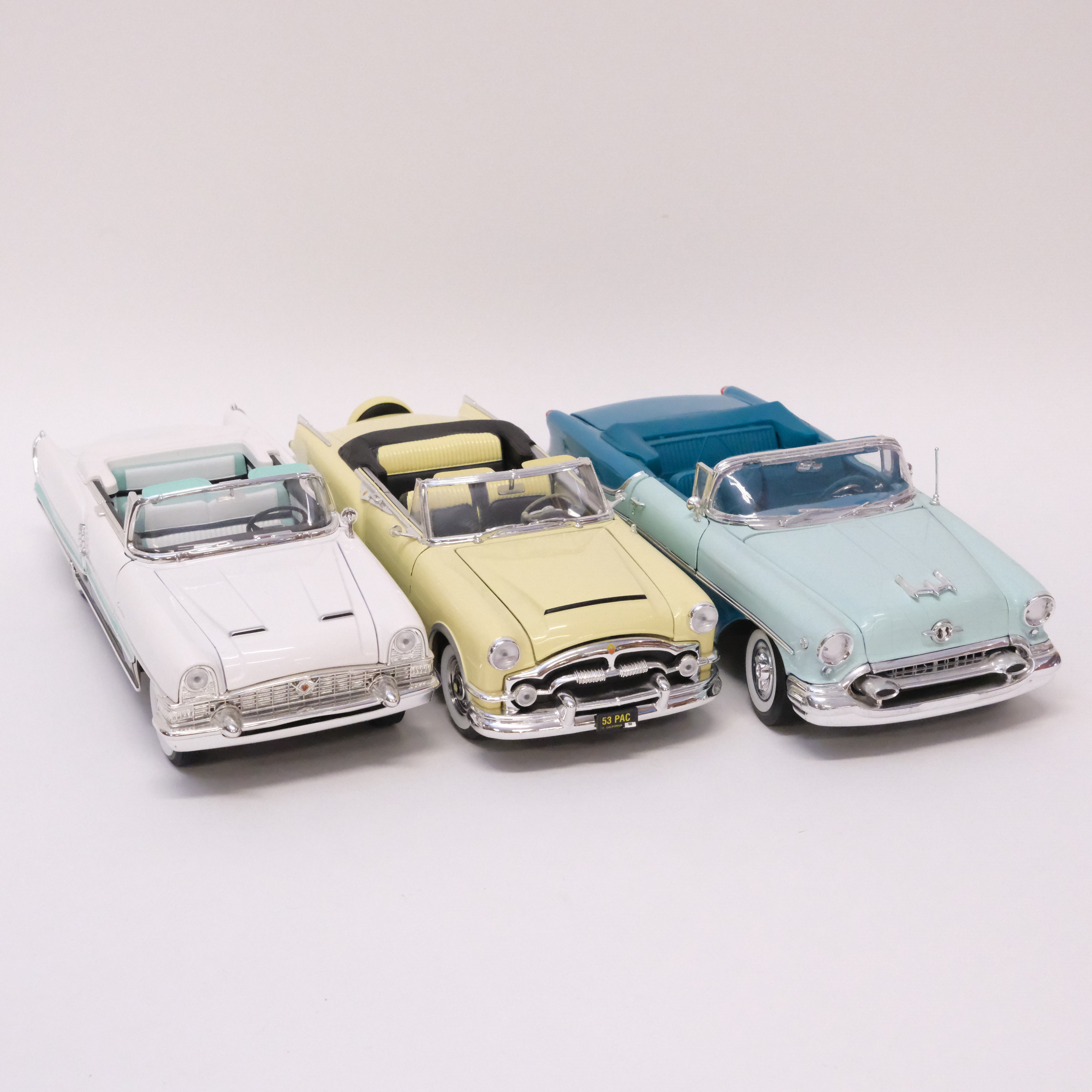 TRE MODELLBILAR. ROAD SIGNATURE MODELS OCH WELLY. SKALA 1:18.