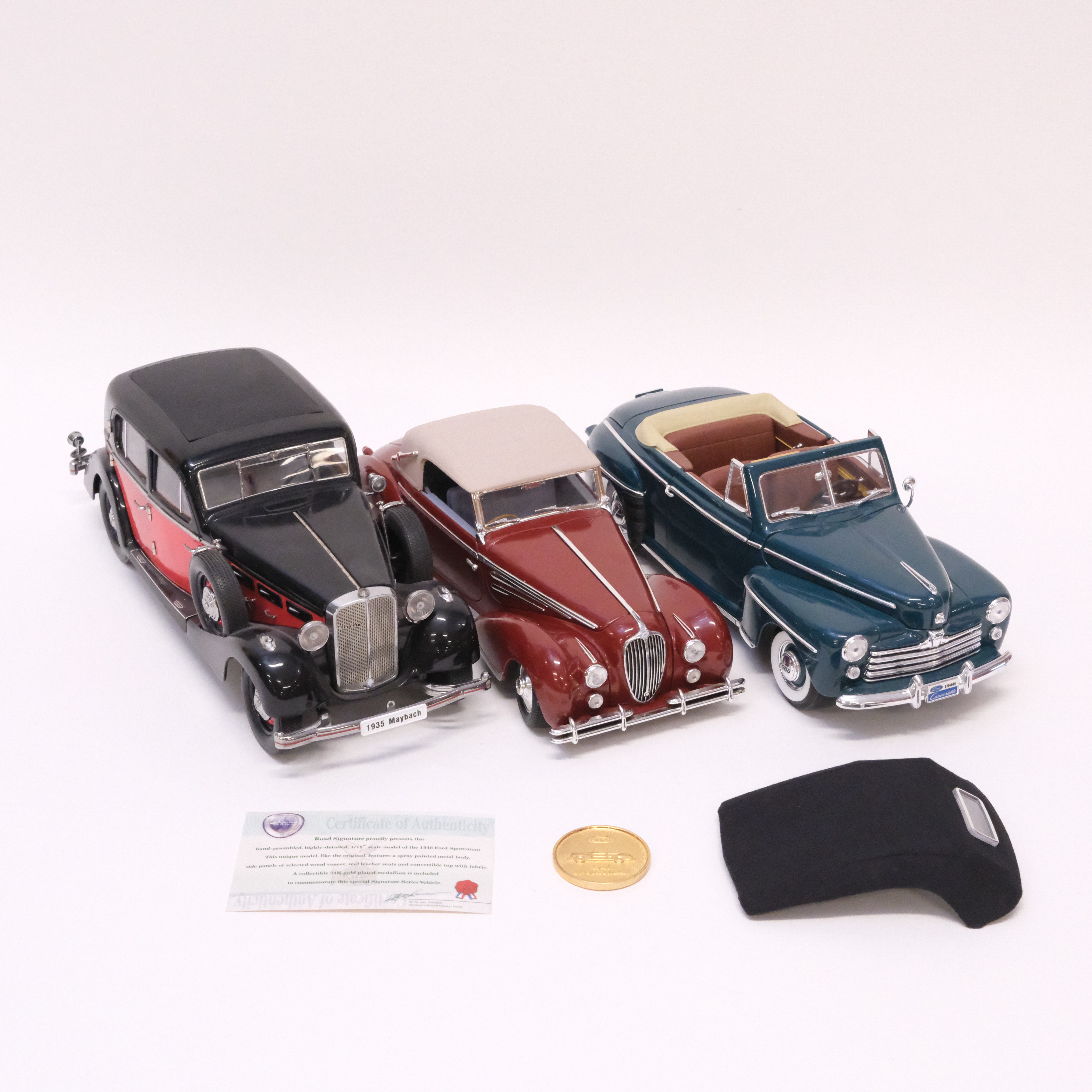 ROAD/SIGNATURE MODELS. TRE MODELLBILAR. SKALA 1:18.