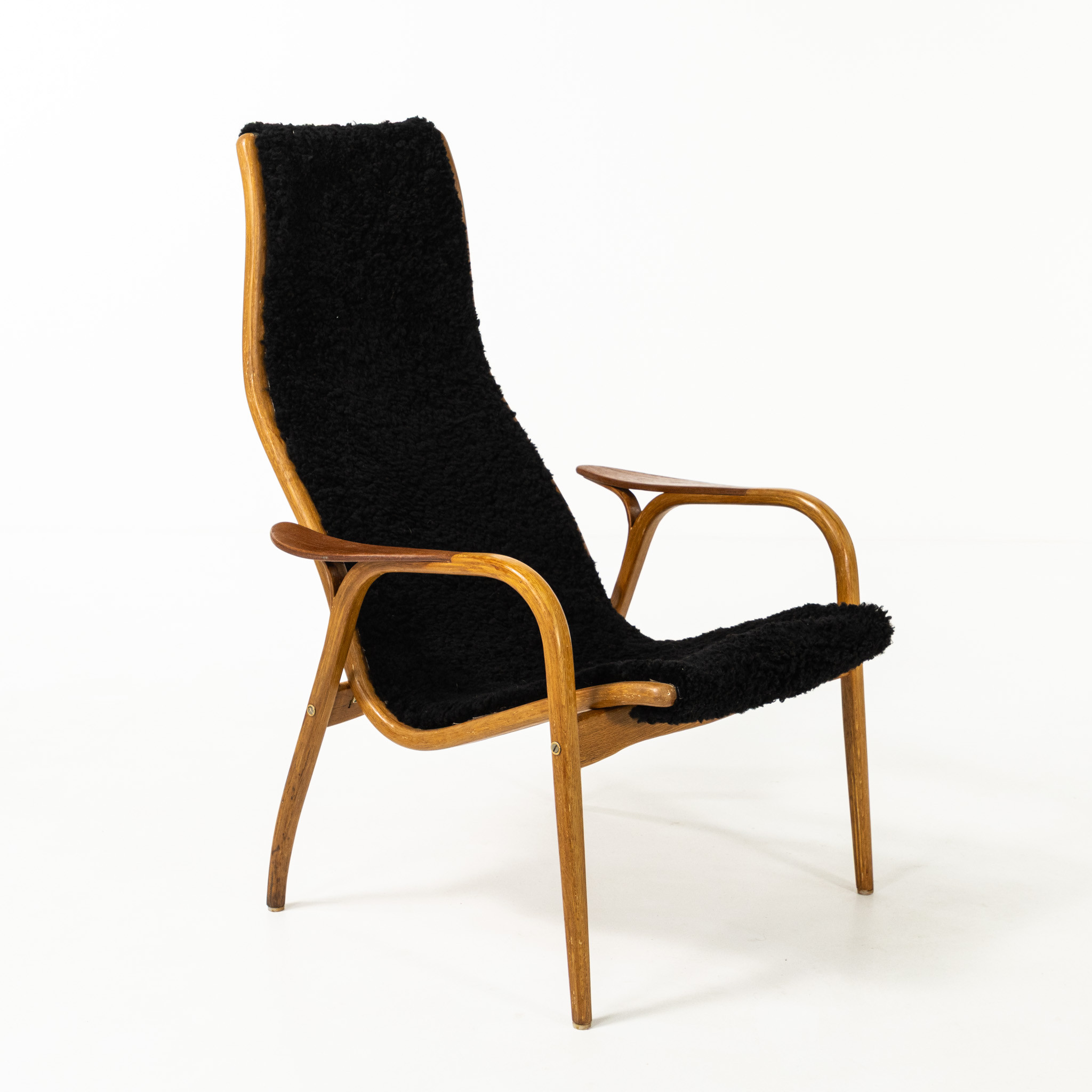 YNGVE EKSTRÖM. Fåtölj, "Lamino" ek/teak samt fårskinn.