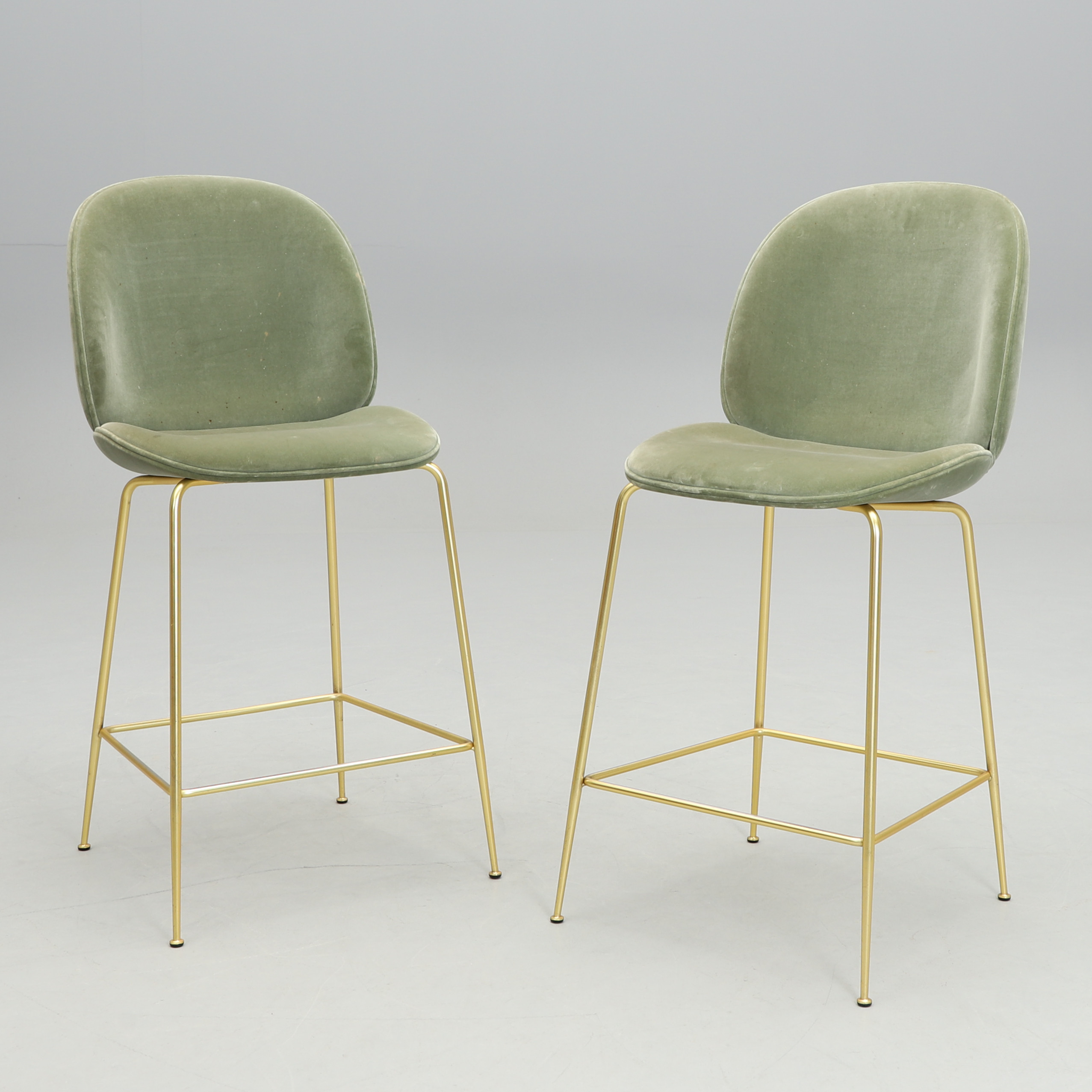 GAMFRATESI. BARSTOLAR 2 st, "Beetle Bar/Counter Chair", för GUBI, stomme i pulverlackerad stål, sits klädd i sammet.