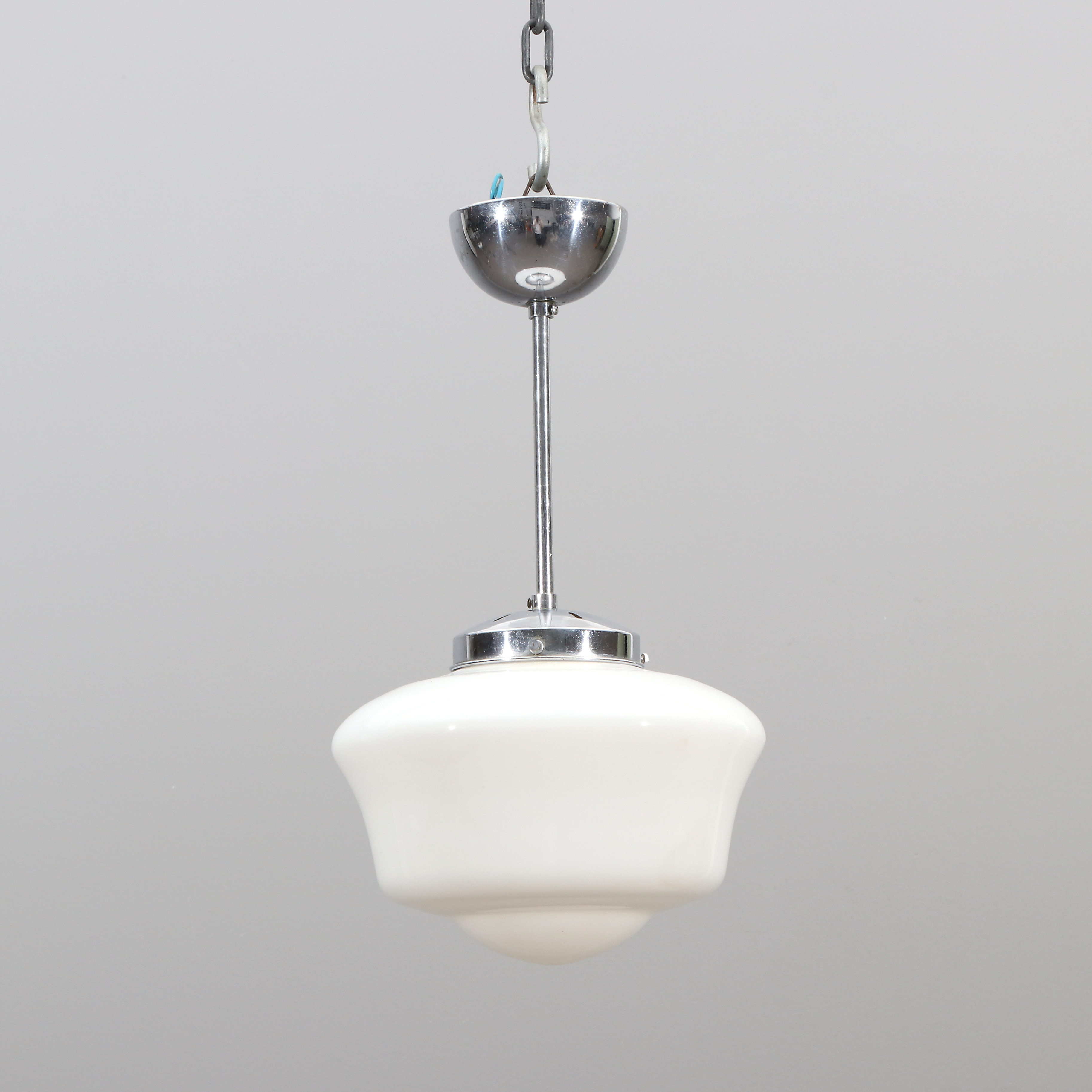 TAKLAMPA. Förkromad metall med glaskupa. 1930-tal.