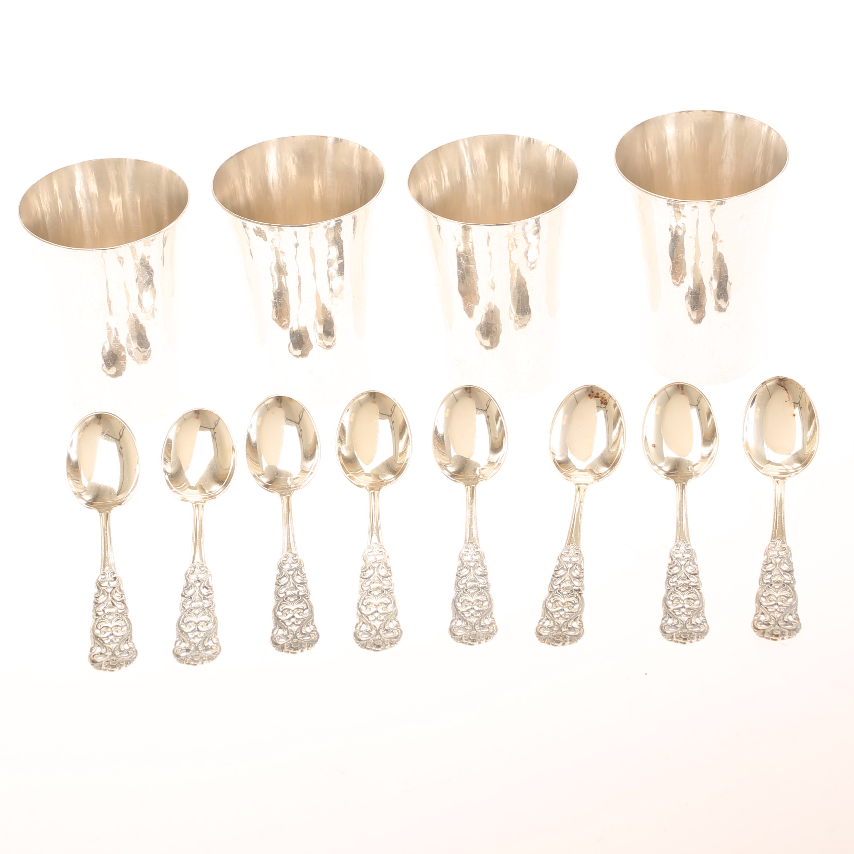 BÄGARE, 4 stycken. KAFFESKEDAR, 8 delar. Silver.