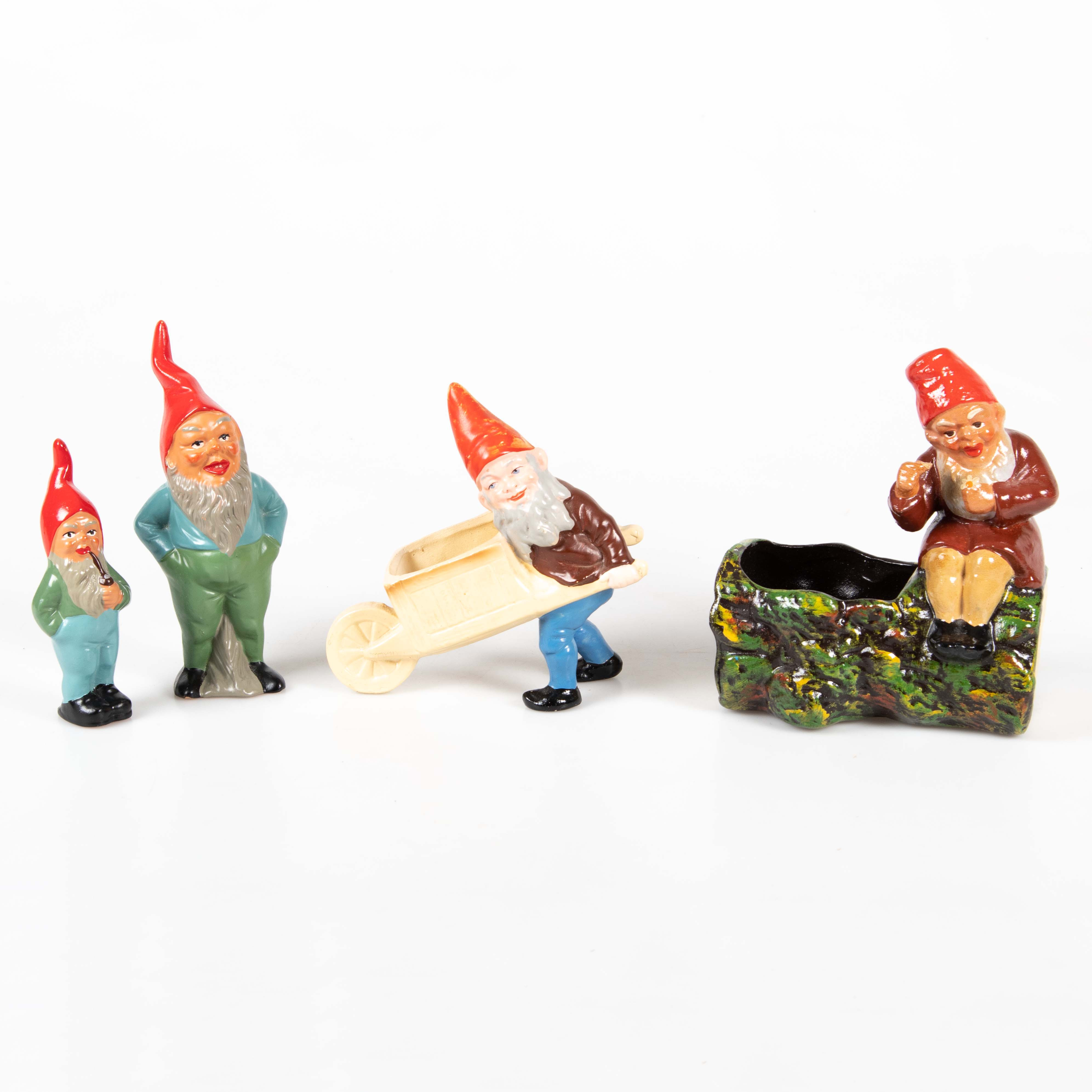 TOMTE. Figuriner, 4 st, 1900-talets förra del.