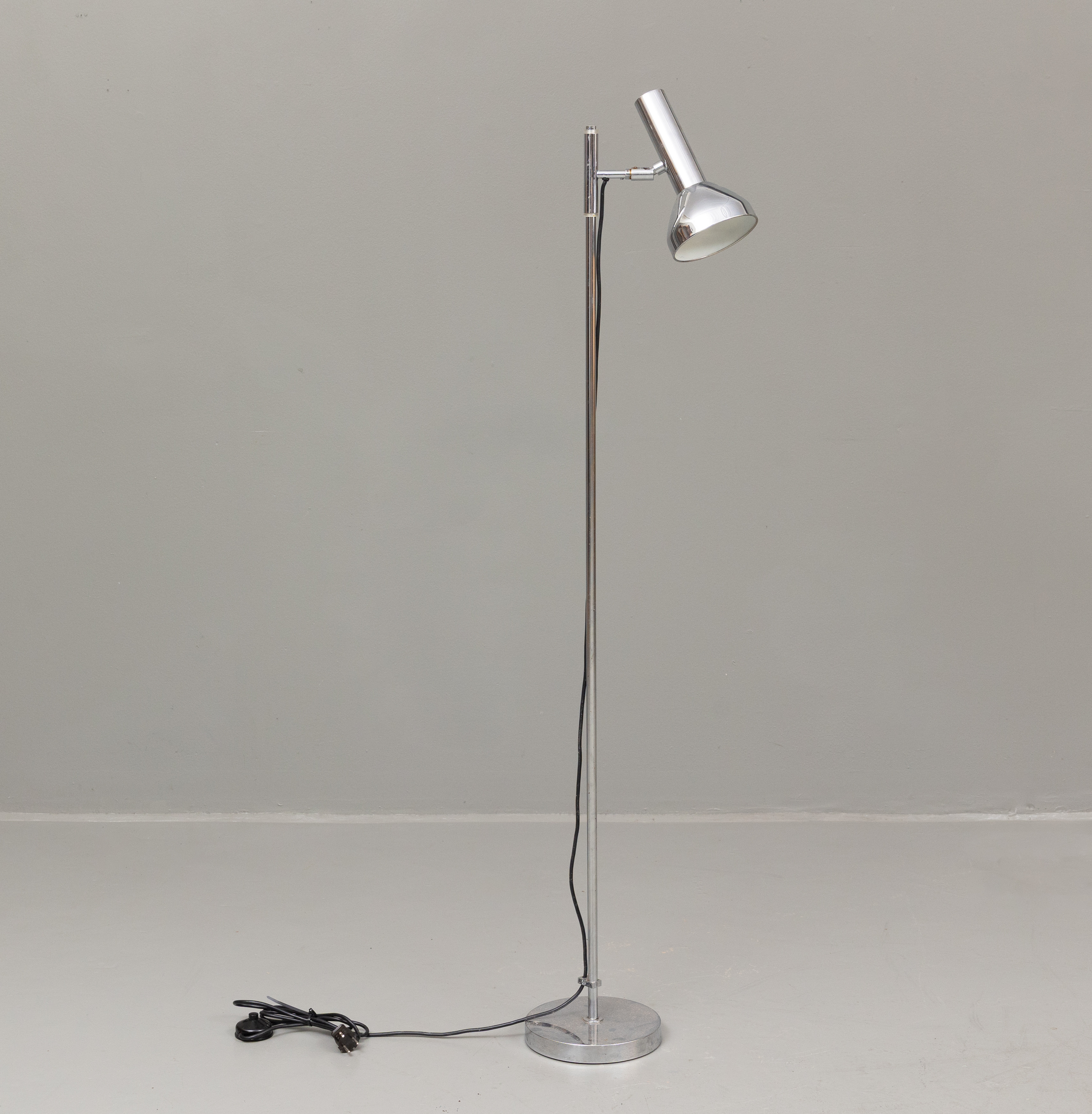 GOLVLAMPA, kromad metall, OMI, Danmark, 1900-talets andra hälft.
