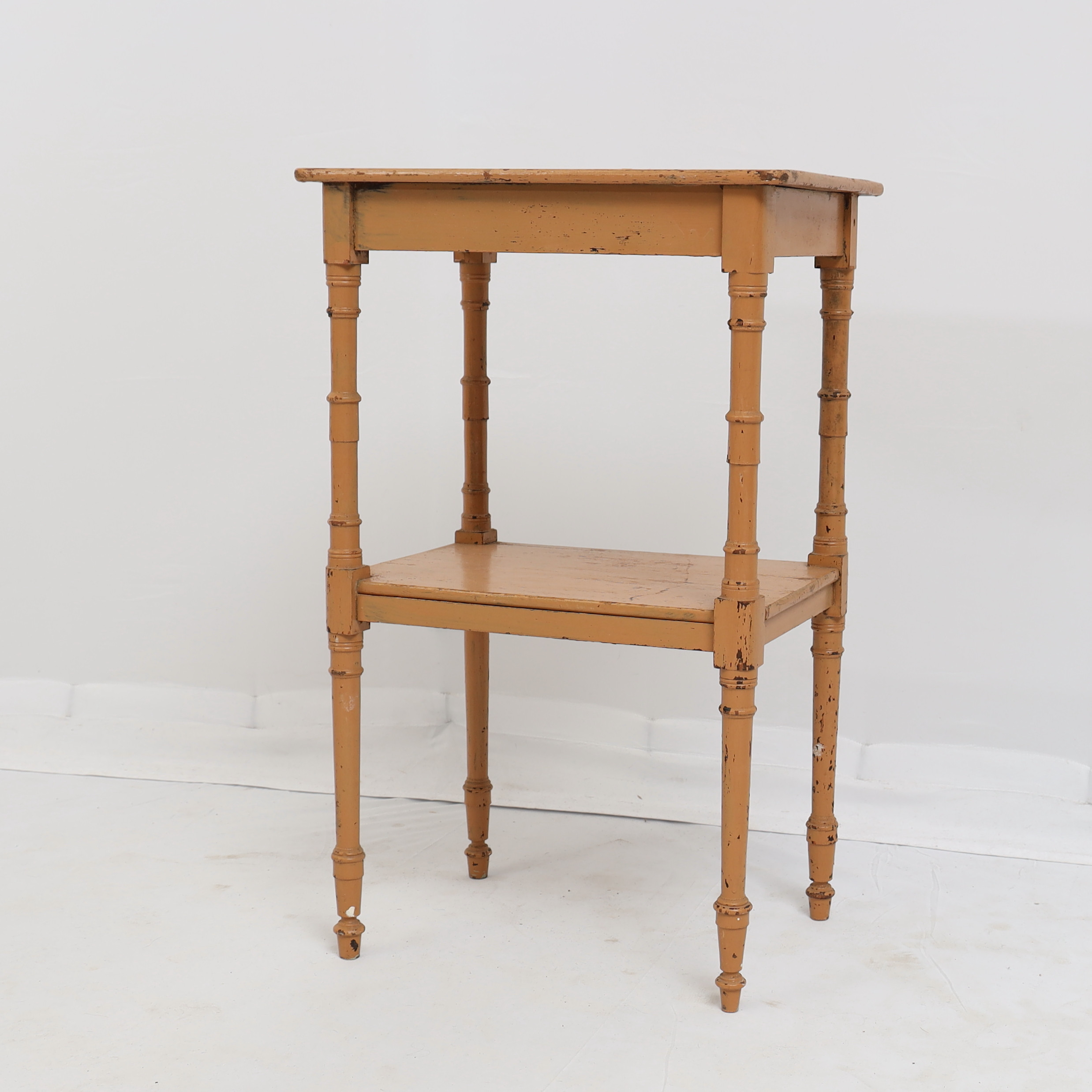 Bord 1800/1900-tal med svarvade ben.