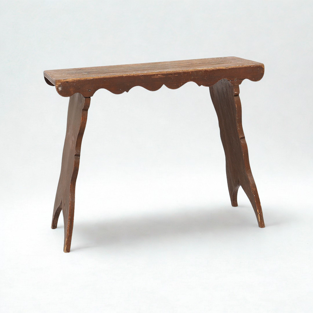 BÄNK, 1800-tal, ådringsmålad, konturerade ben och sarg.