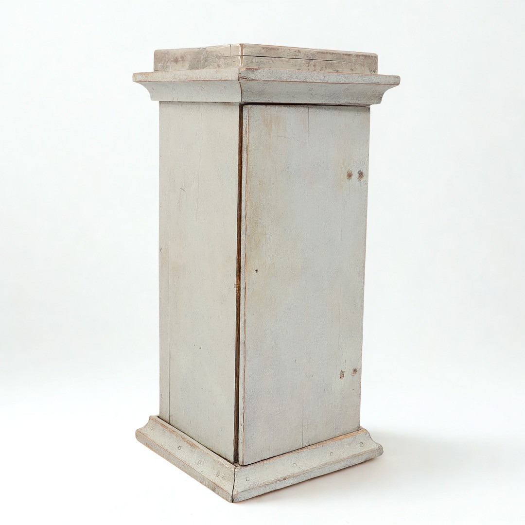 PELARSKÅP, Gustavianskt 1700-1800-tal, gråmålat, med en dörr.