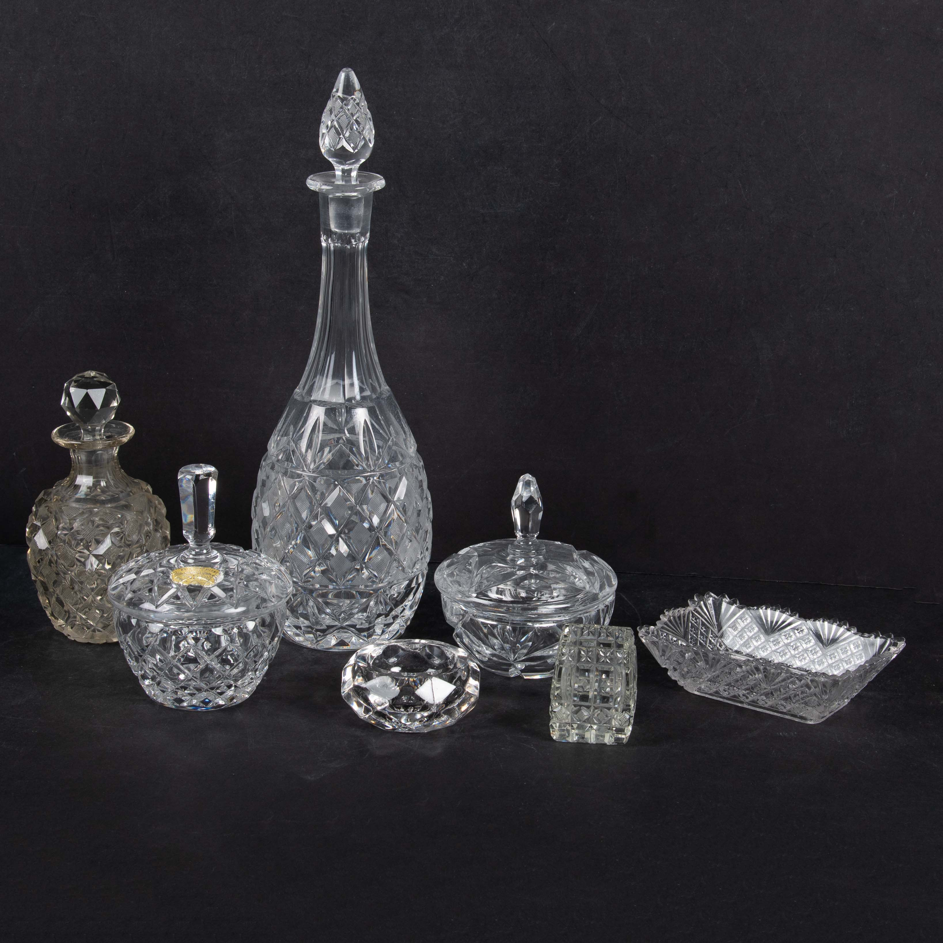 PRESSGLAS / KRISTALL. 7 delar, karaffer, bonbonjärer mm.