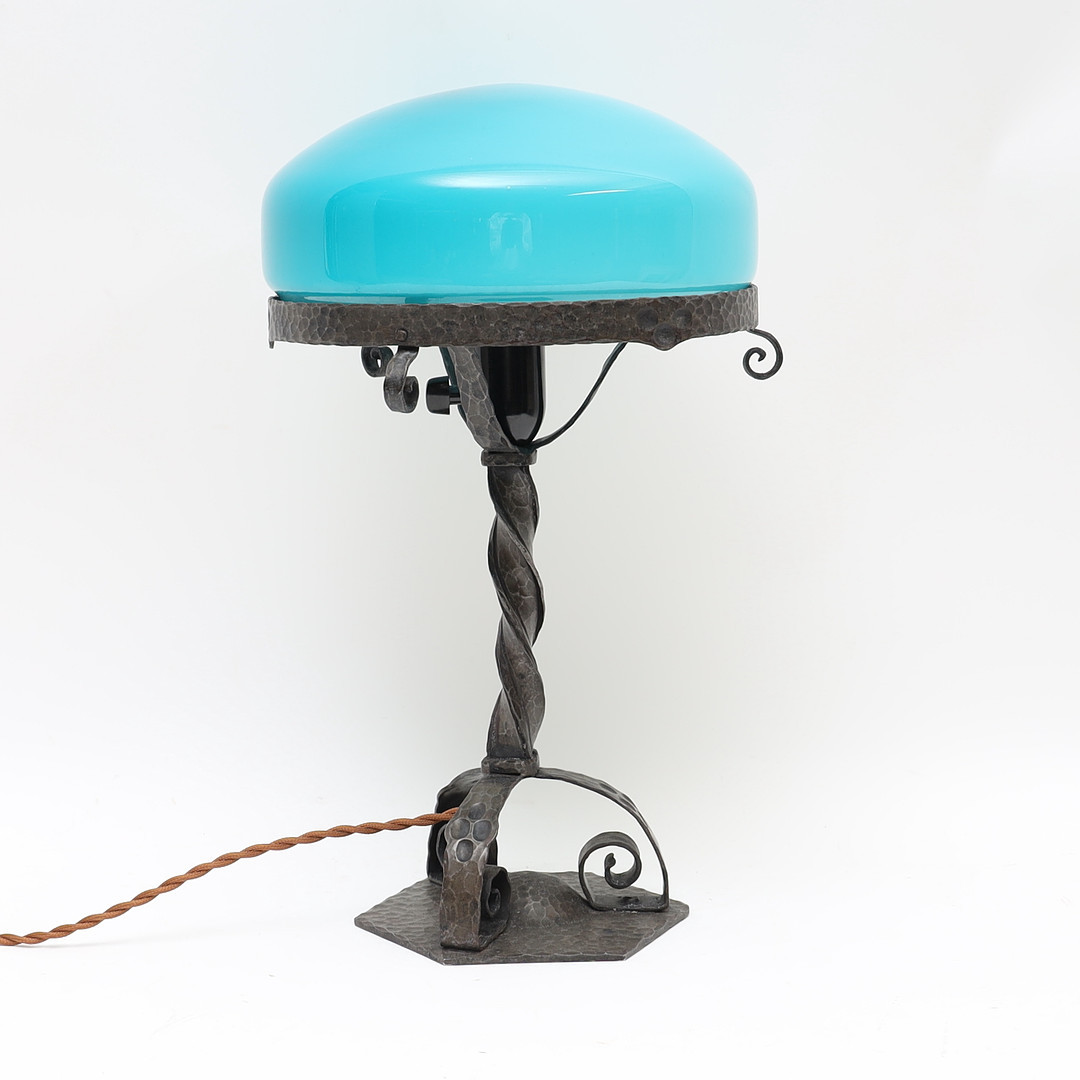 BORDSLAMPA, jugend, tidigt 1900-tal, stomme i järnsmide, kupa i blåtonat glas.