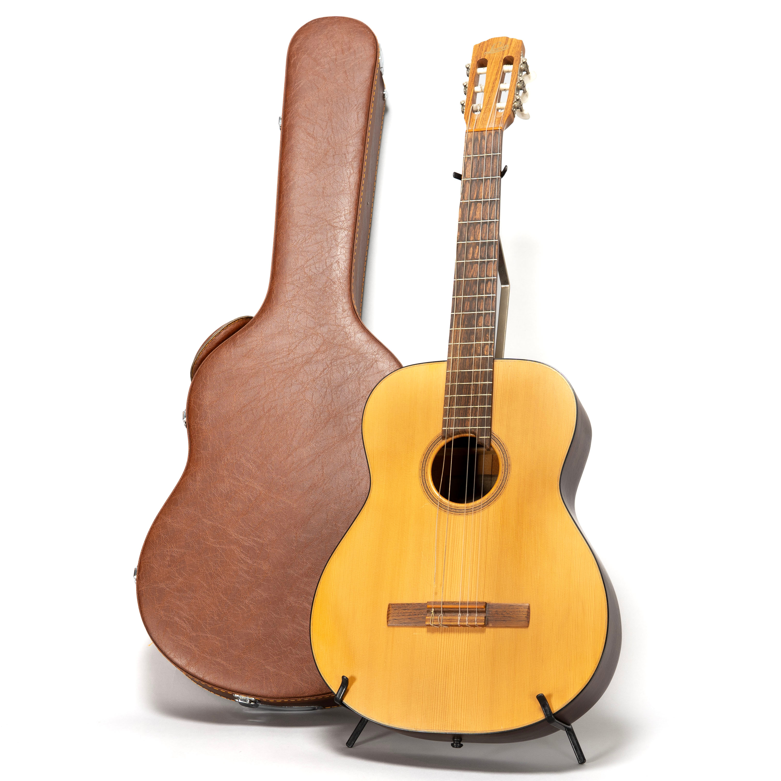 GITARR, Levin LG-17, nylonsträngad, med fodral och stativ.