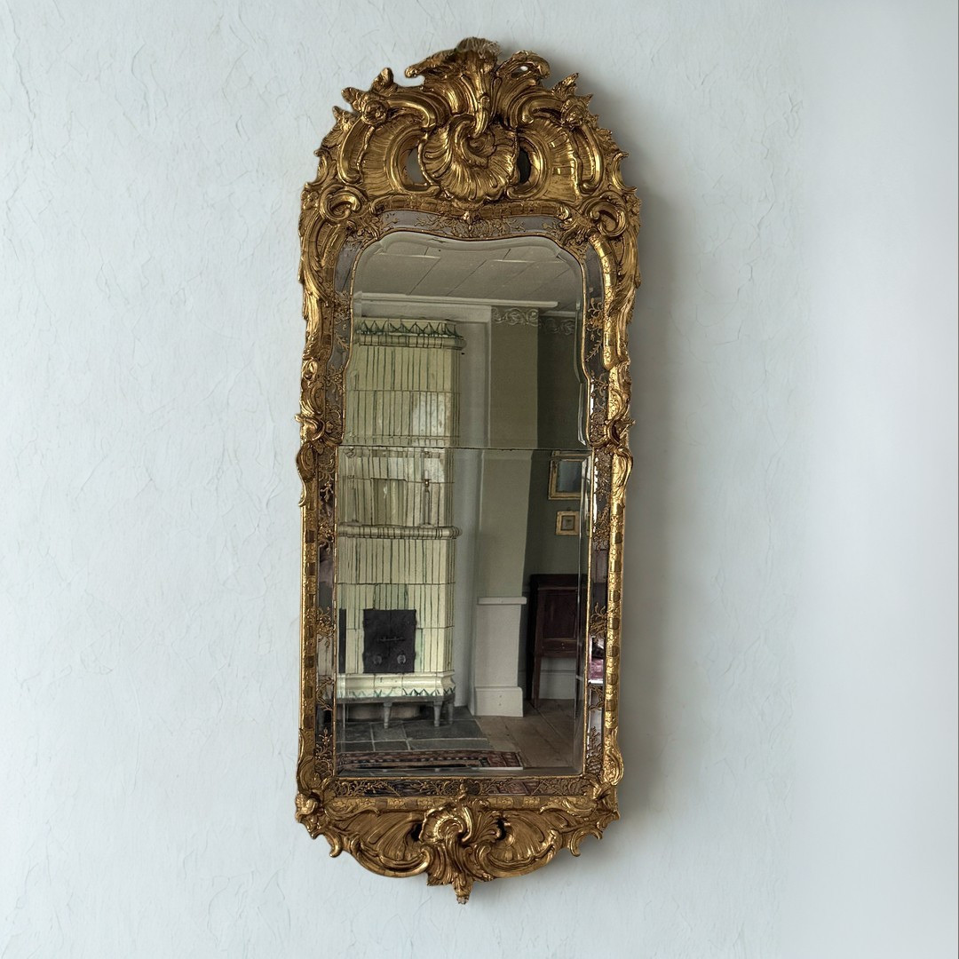 SPEGEL, Stockholmsarbete i rokoko, 1700-tal, bronserad och förgylld, med 2-delat glas.