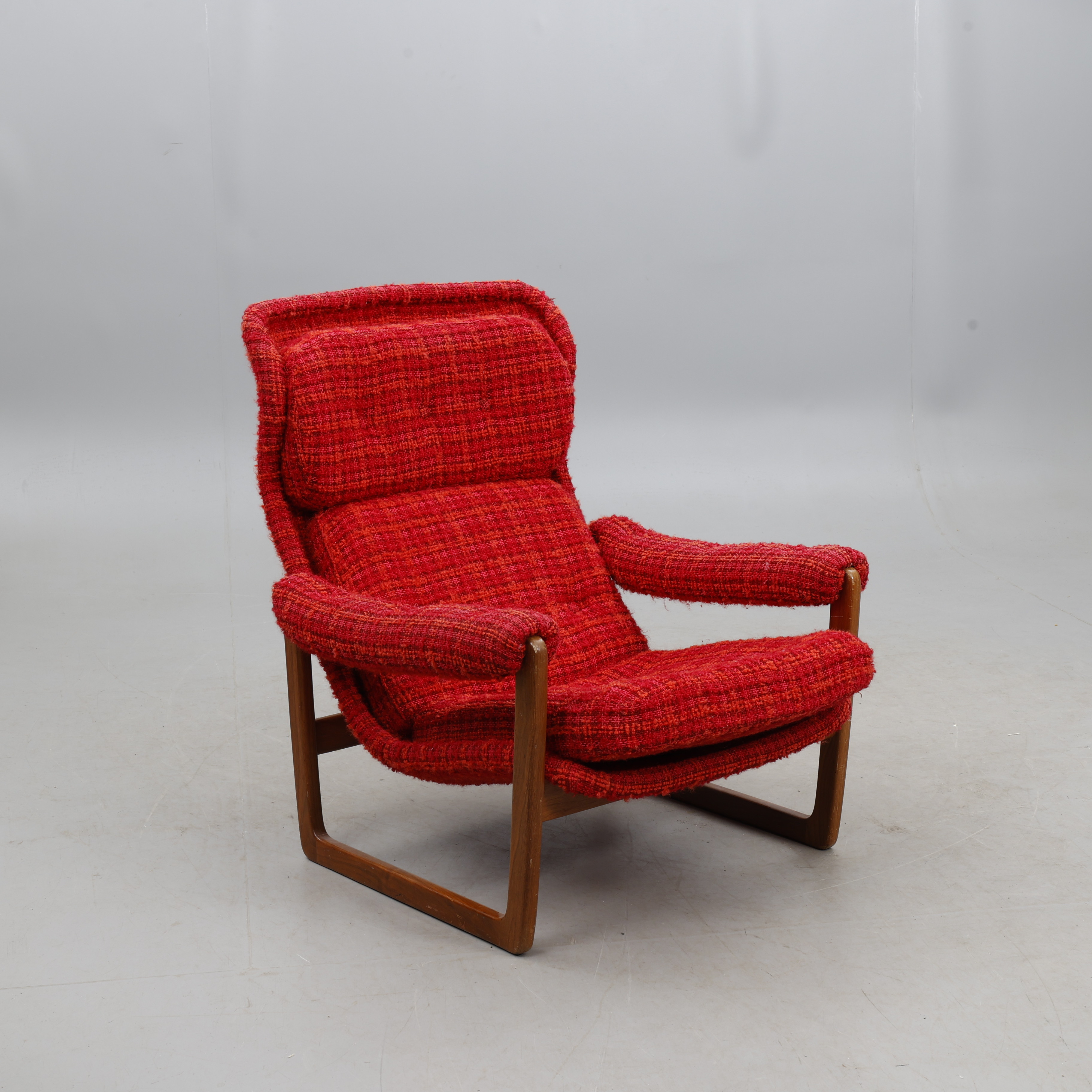 FÅTÖLJ, Teak med röd klädsel 1970-tal.