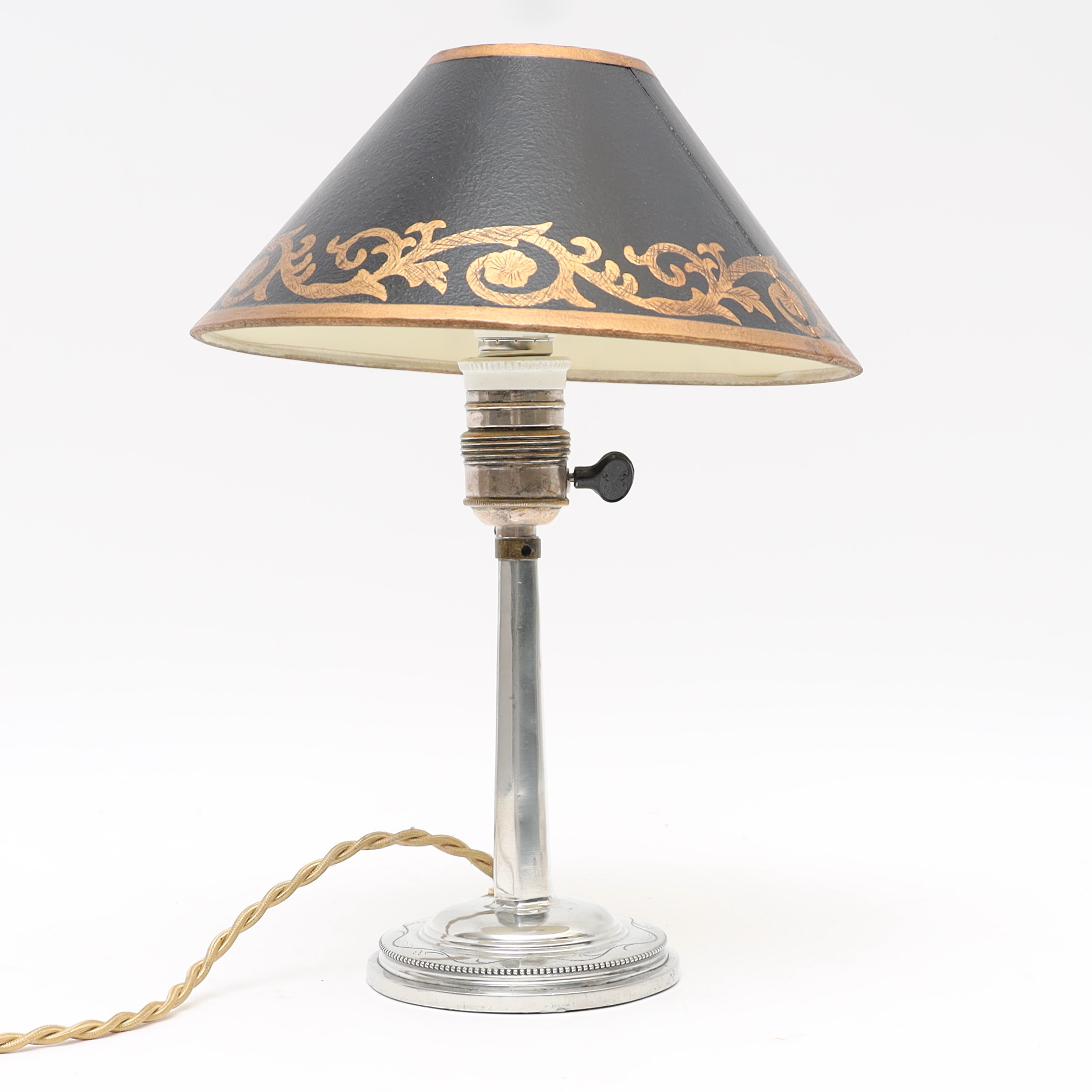 BORDSLAMPA, tenn, 1900-talets första hälft.