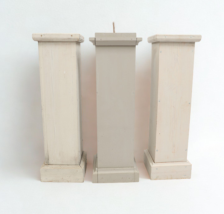 PIEDESTALER, 3st, gråmålade, 1900-tal.