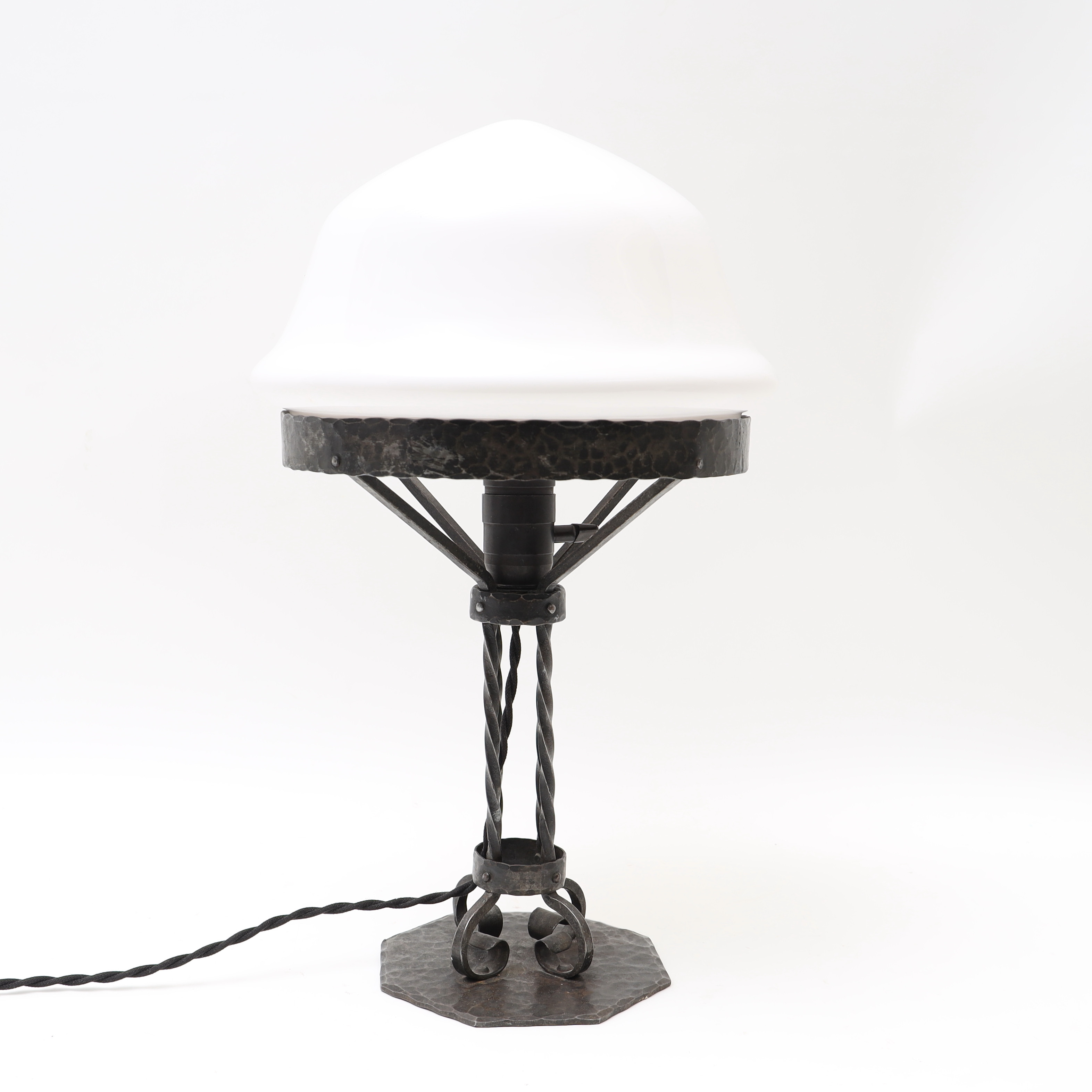 BORDSLAMPA, så kallad strindbergslampa, Jugend, järnsmide samt kupa i vittonat glas.