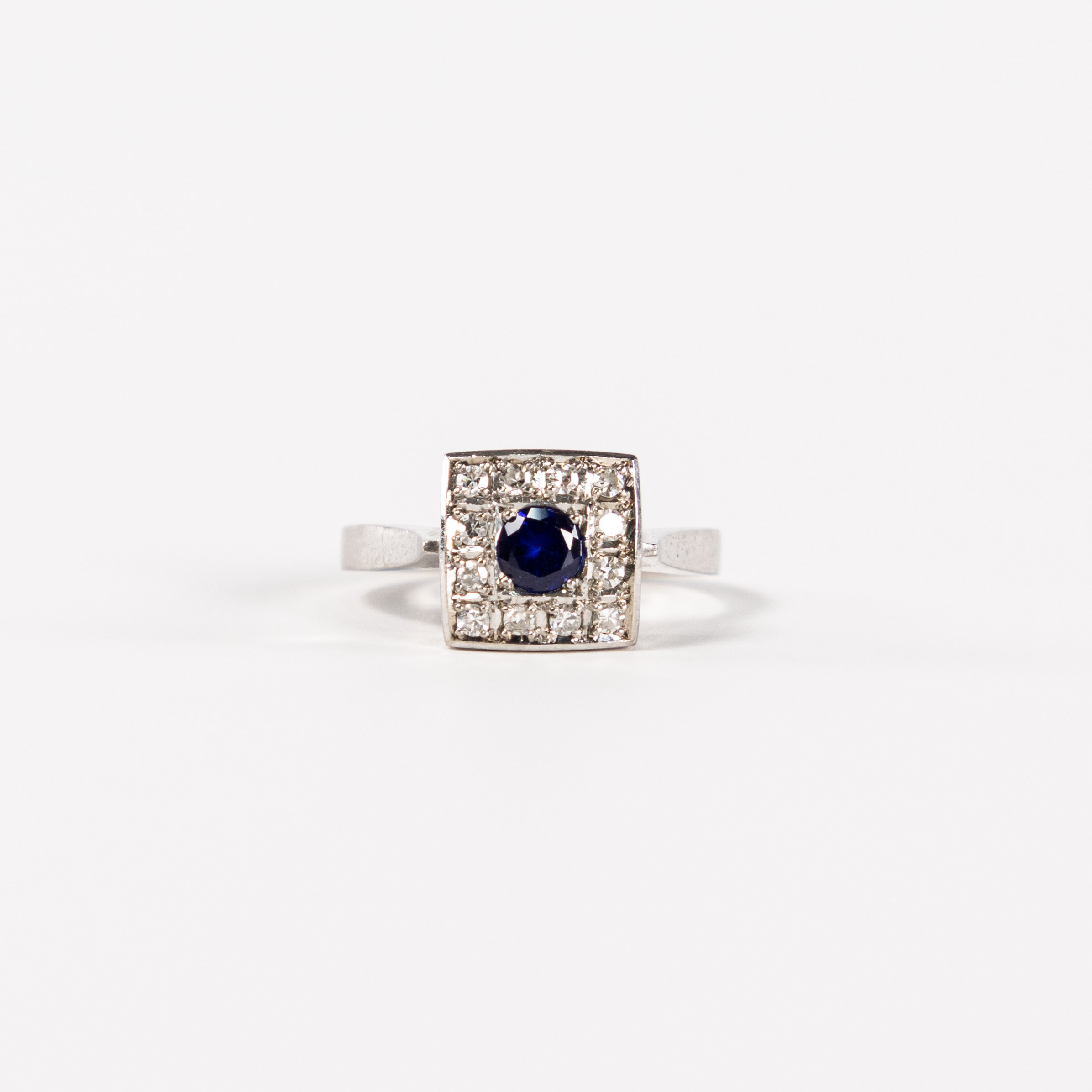 RING, 18k vitguld, med safir och briljanter.