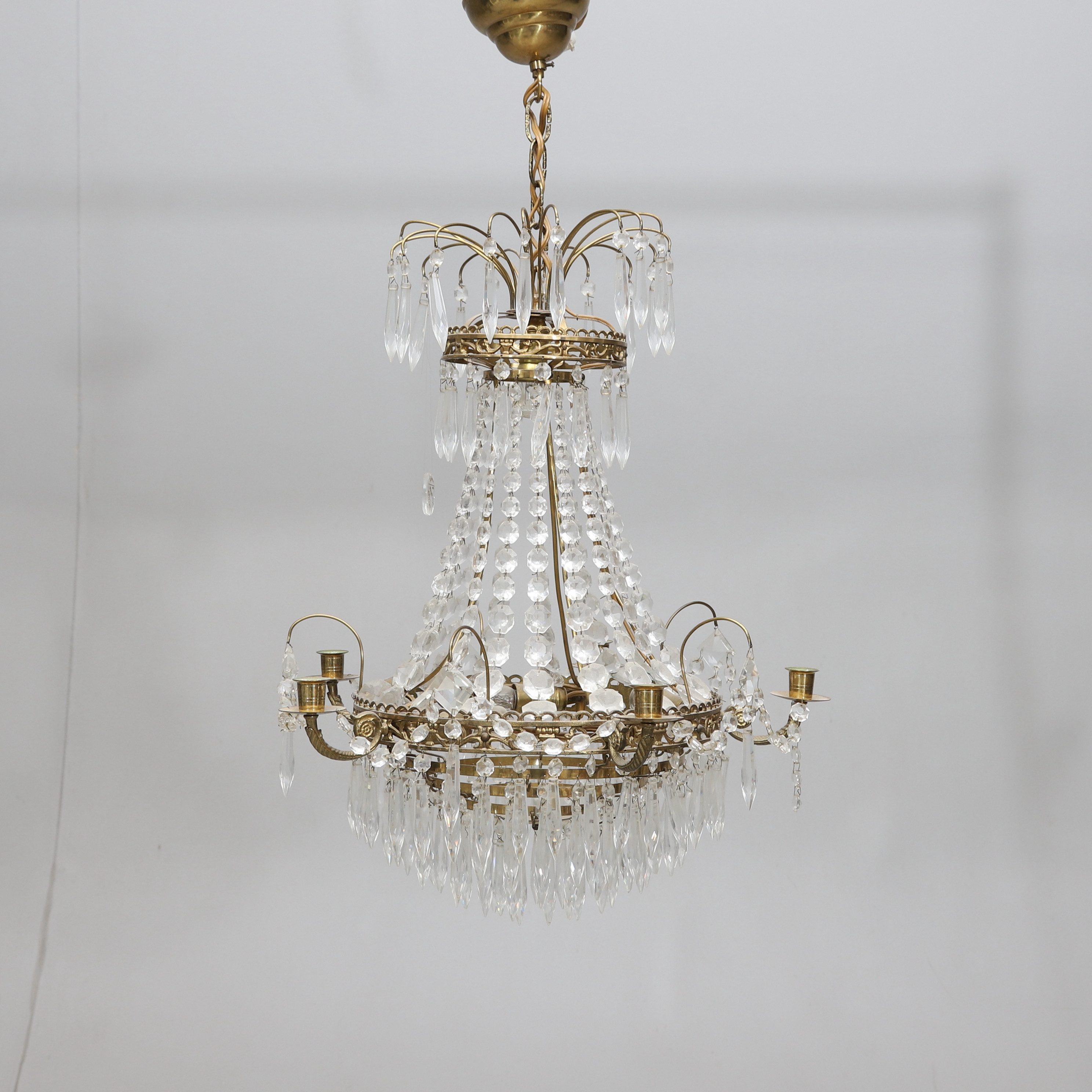 LJUSKRONA, Mässing och prismor, Böhmisk kristall, empirestil, 1900-talets andra hälft.
