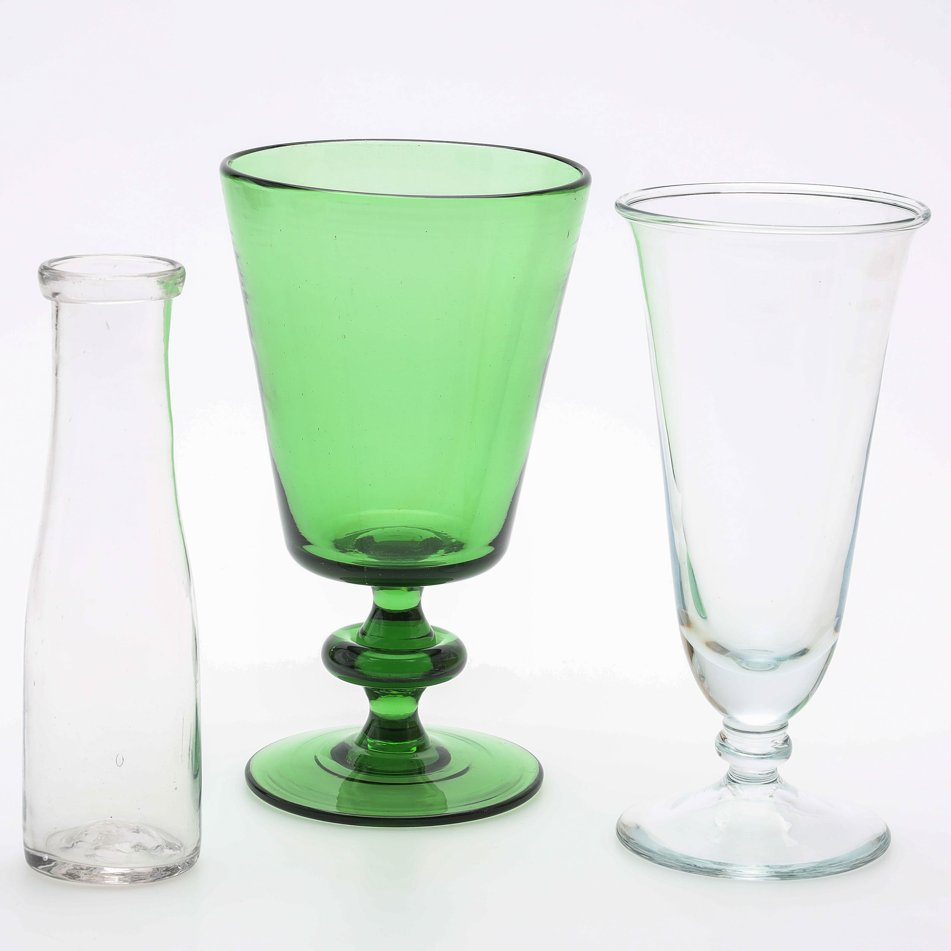 SAMLING GLAS, 3 delar, flaska, vas och pokalglas, 1800-tal.