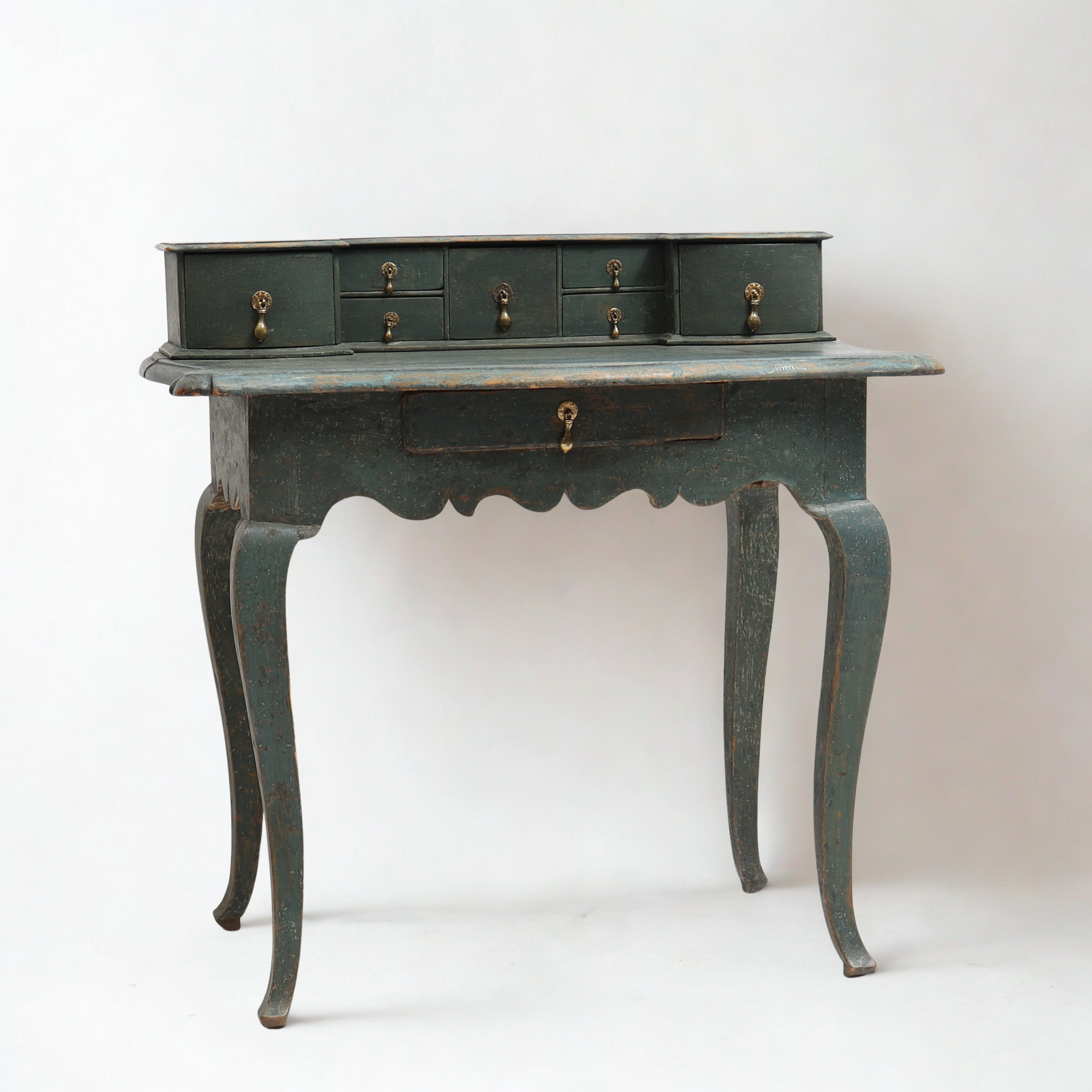 DAMSKRIVBORD, Senbarock, 1700-tal, konturerad sarg, med lös uppsats.