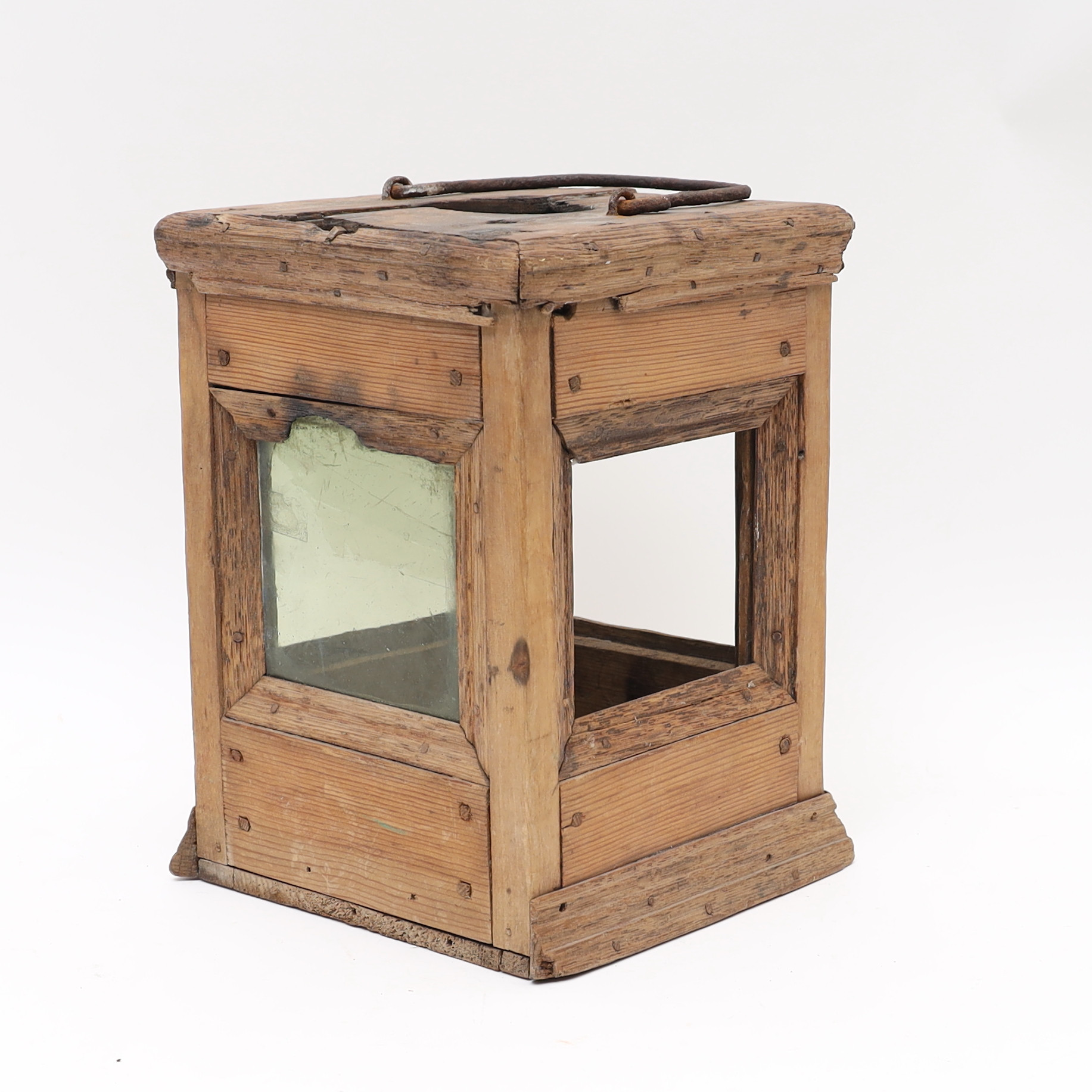 LYKTA, allmoge, 1700-tal, furu med infällt gröntonat glas, handtag av järnsmide.