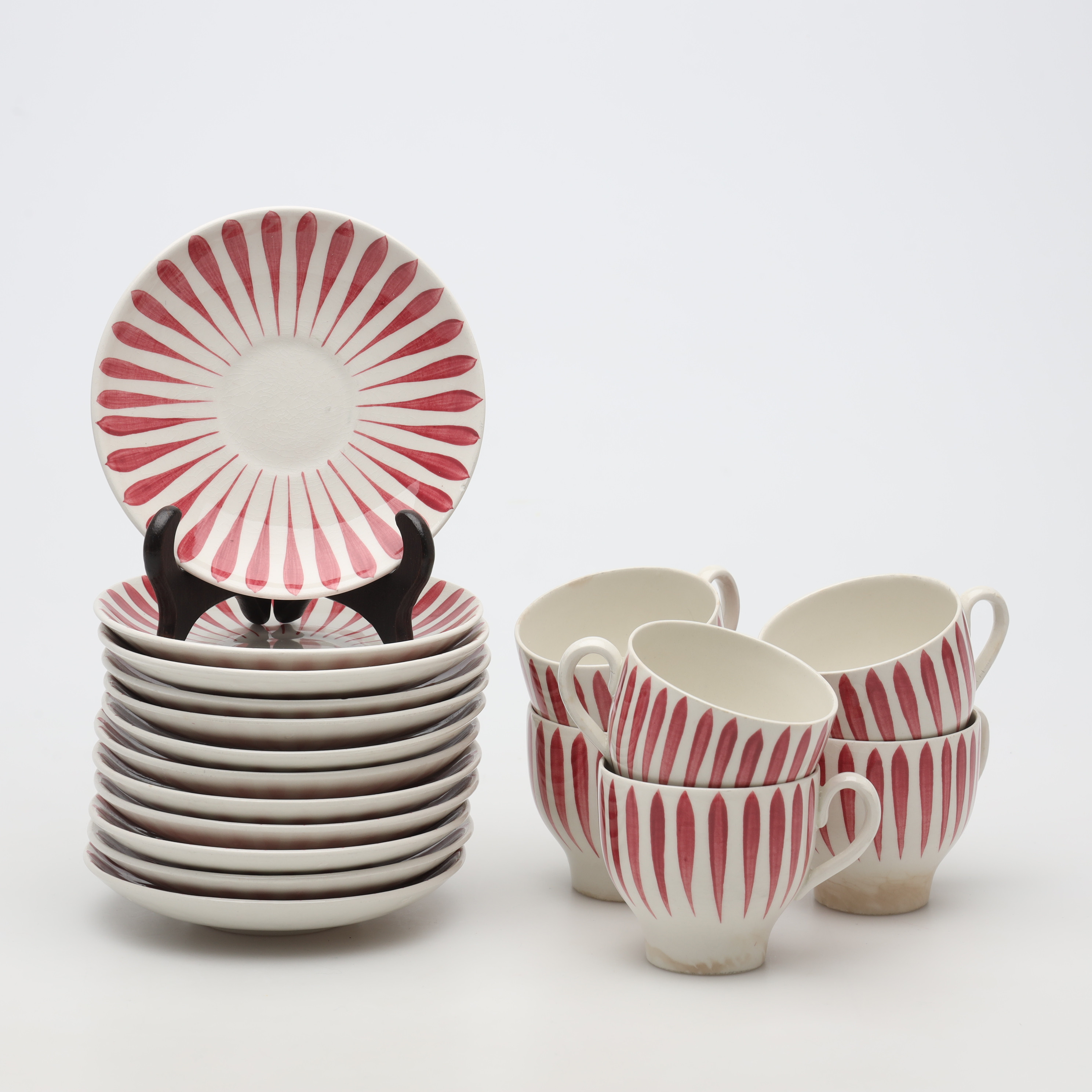 EUGEN TROST. KAFFEKOPPAR samt FAT, 18 delar, "Röd aster", Upsala Ekeby/Gefle.