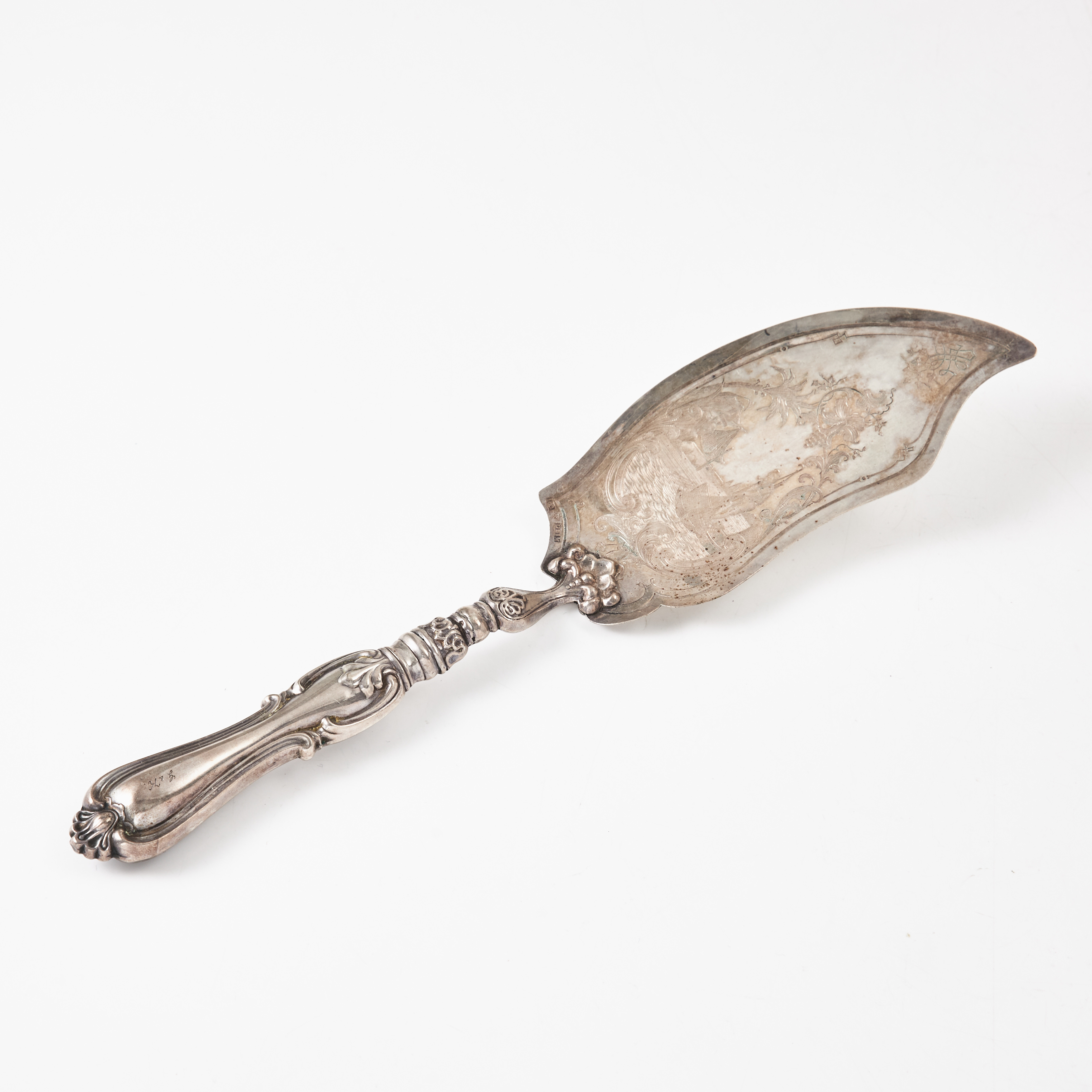 FISKSPADE, silver, modell Olga, Gustaf Dahlgren, Malmö 1862, bladets mitt med motiv av fiskare.