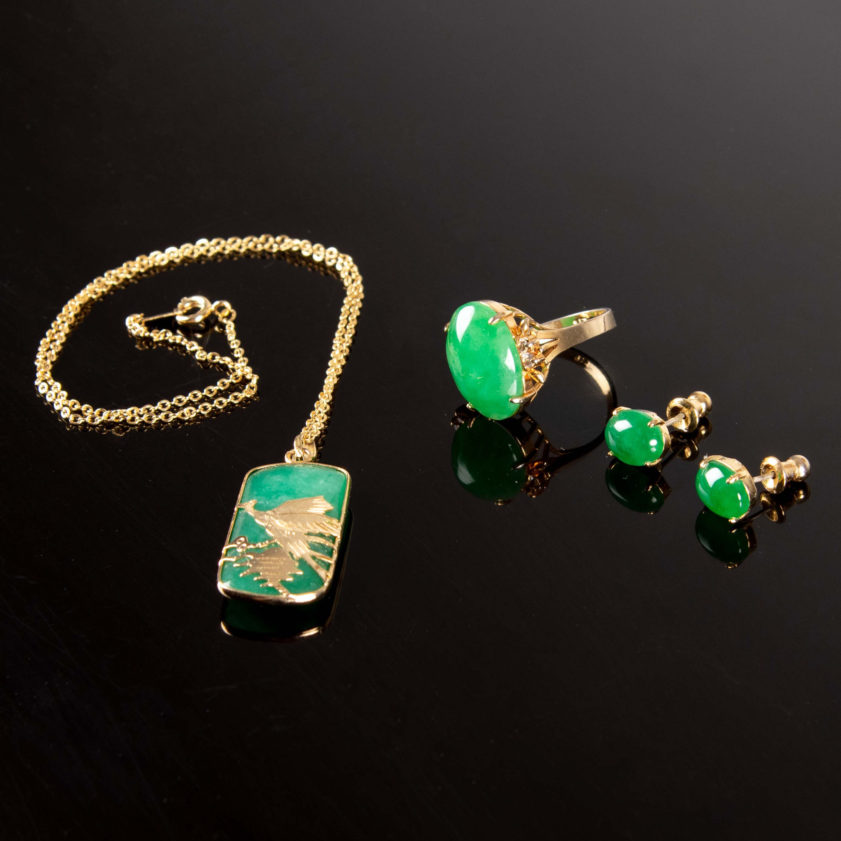 SMYCKESET. Western Golden. Ring, örhängen, hänge och kedja. Förgyllt silver och jade.