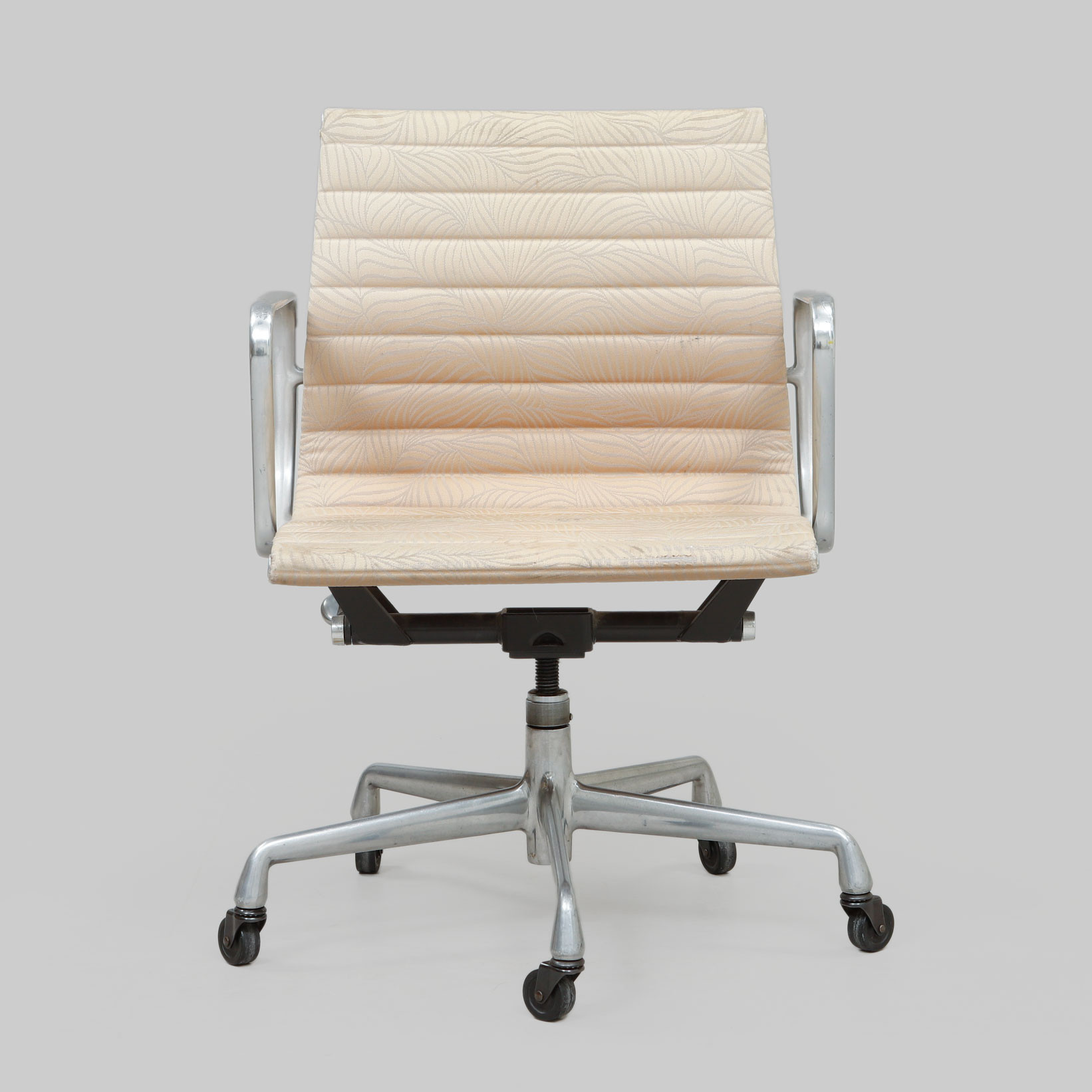 RAY & CHARLES EAMES. Kontorstol, "EA 335", Herman Miller, 1992.