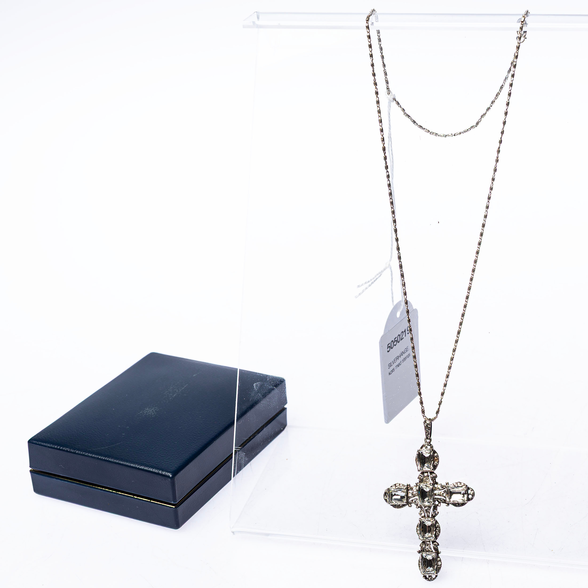 COLLIER, silverhänge i form av kors med stenar.