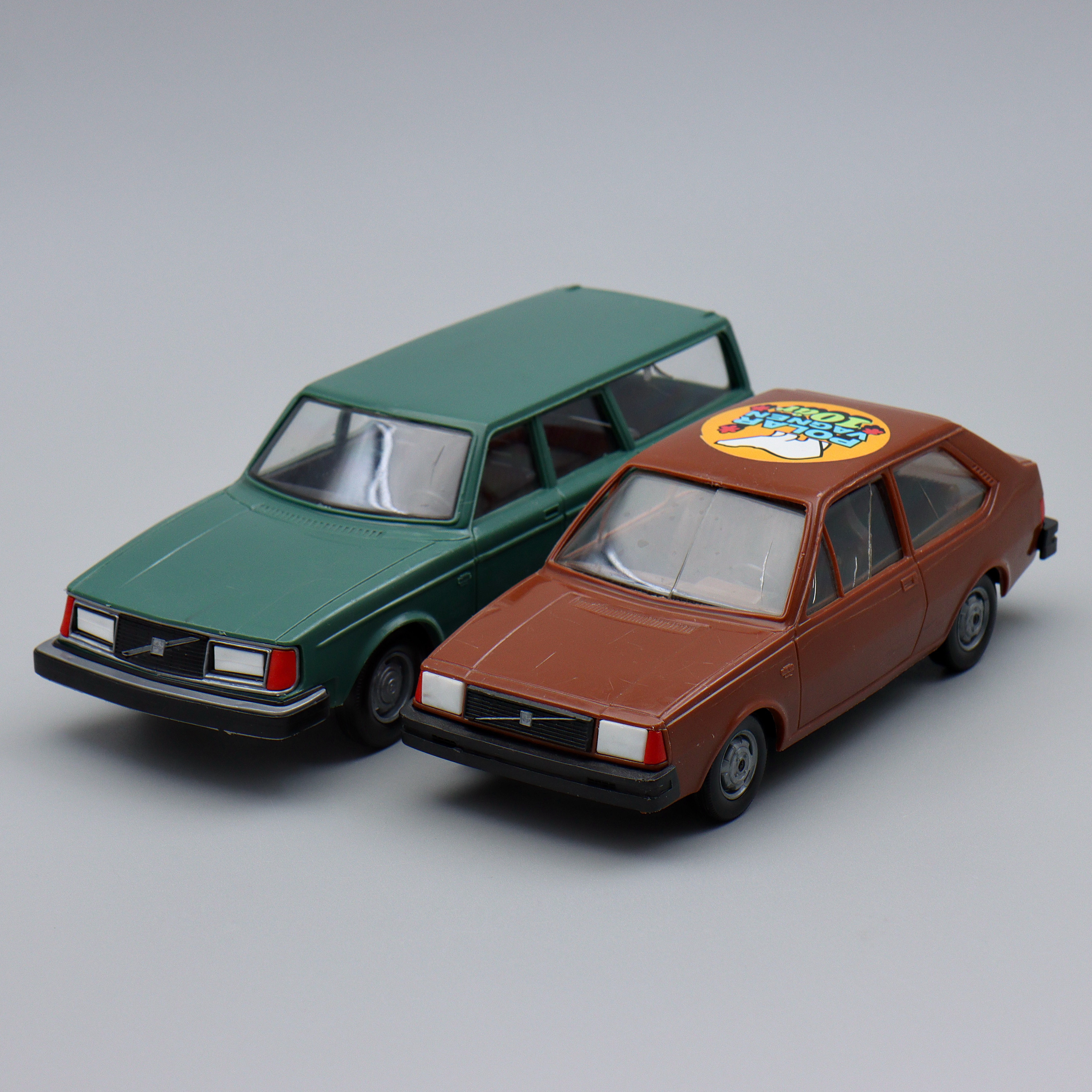 MODELLBILAR, VOLVO 245 GL & VOLVO 343 DL, PLAST, FINLAND, 1900-TAL.