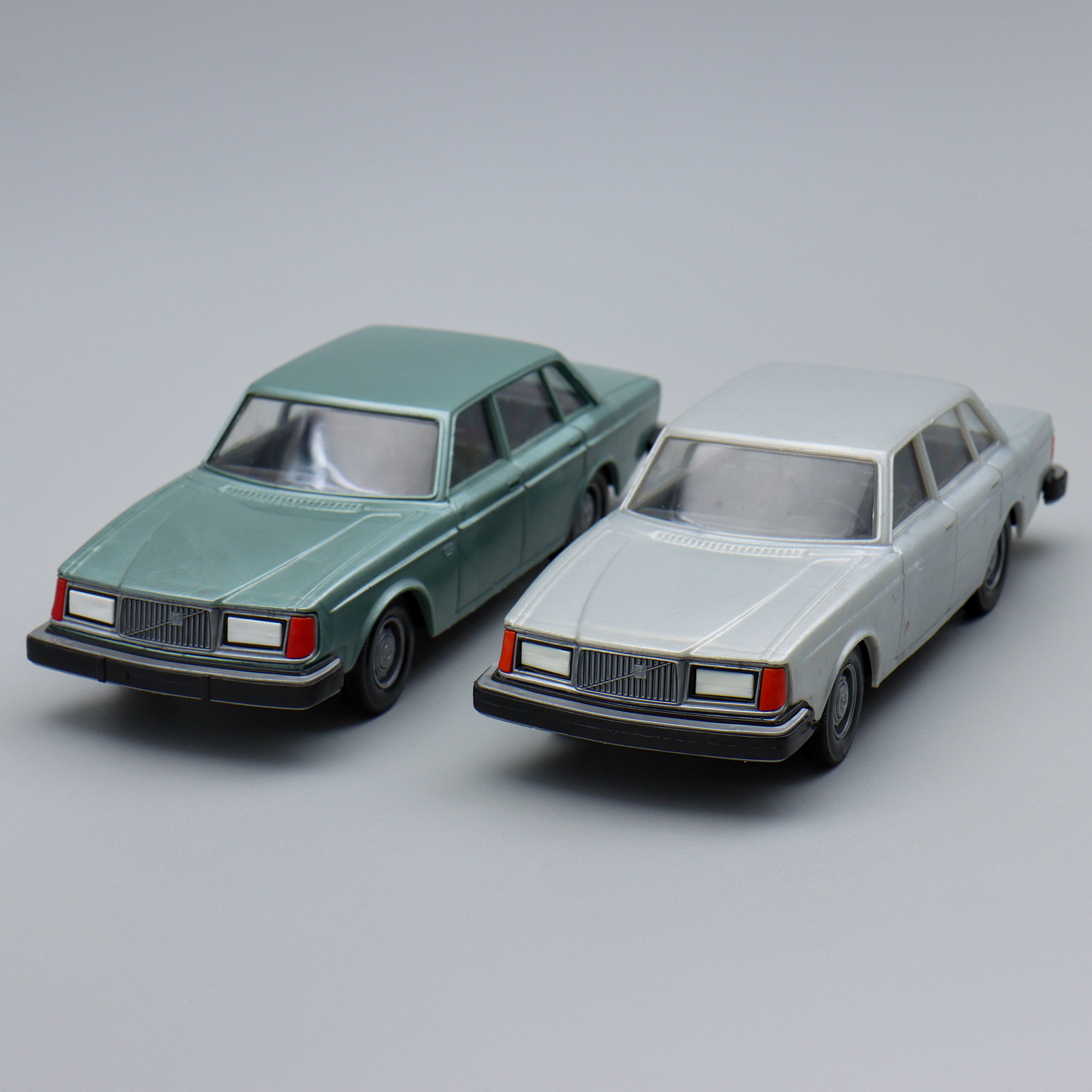 MODELLBILAR, VOLVO 264 GLE & VOLVO 264 GL, PLAST, FINLAND, 1900-TAL.