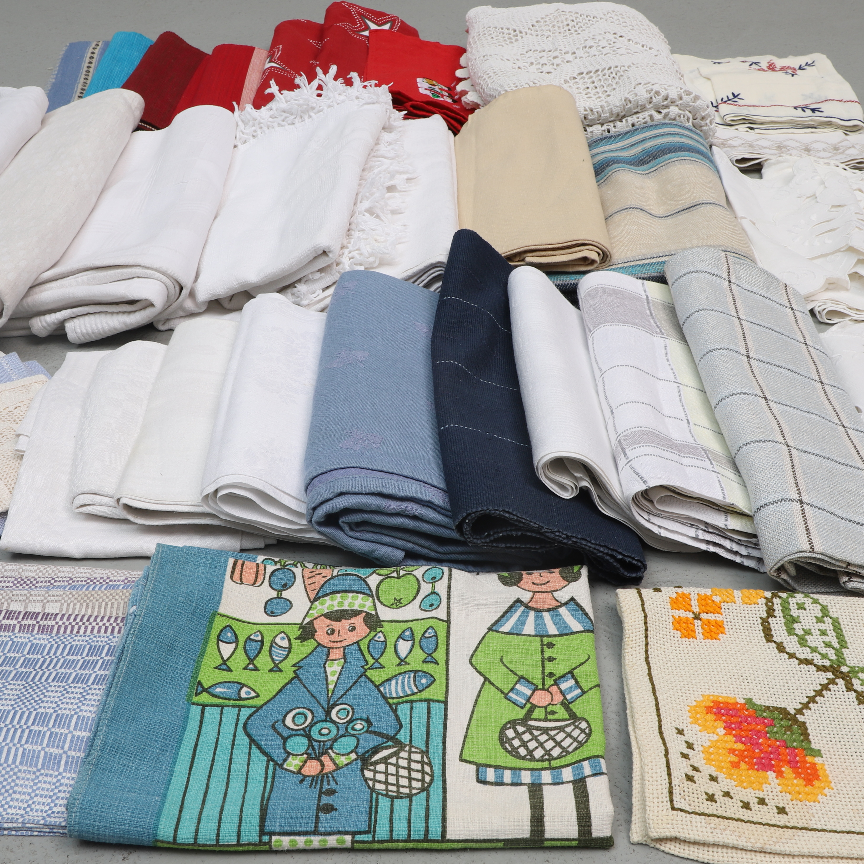 TEXTIL, parti, bl.a. virkat överkast, handdukshänge & linnedukar.