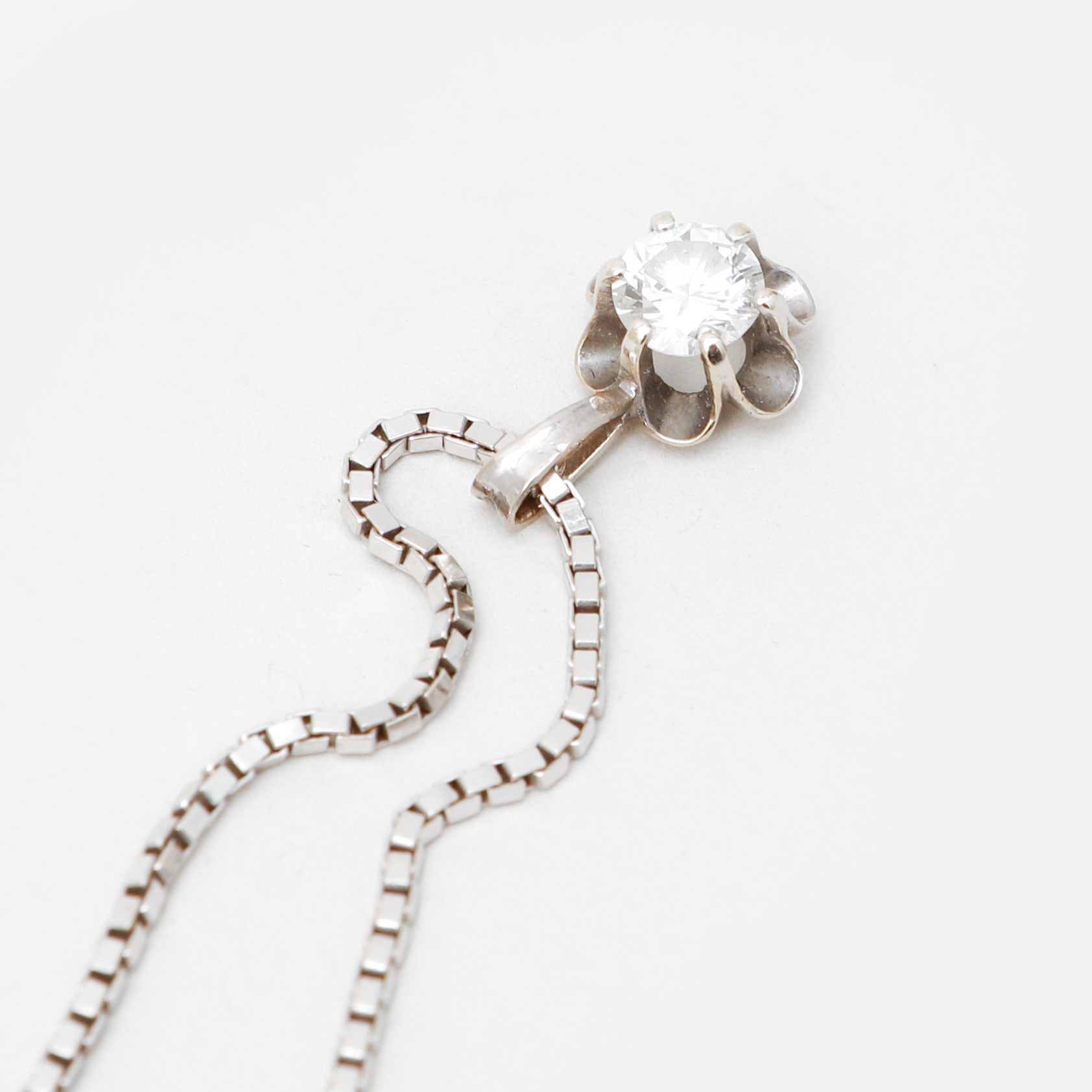 HÄNGE samt KEDJA, 18k vitguld, briljantslipad diamant ca 0,45ct, vikt ca 6,8 gram.