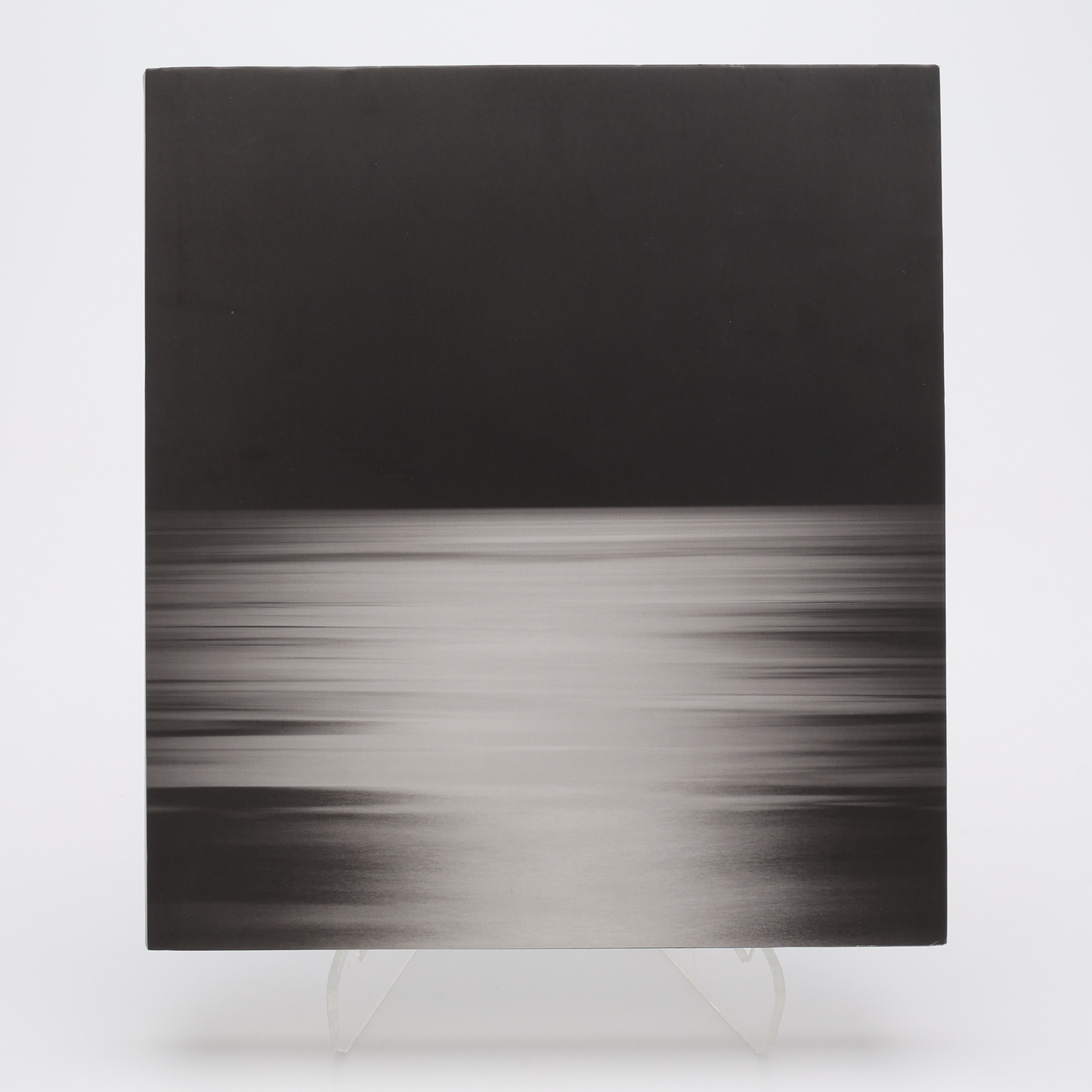 FOTO. DEN JAPANSKE FOTOGRAFEN HIROSHI SUGIMOTOS "SEASCAPES" I FÖRSTA UPPLAGAN, 2015.
