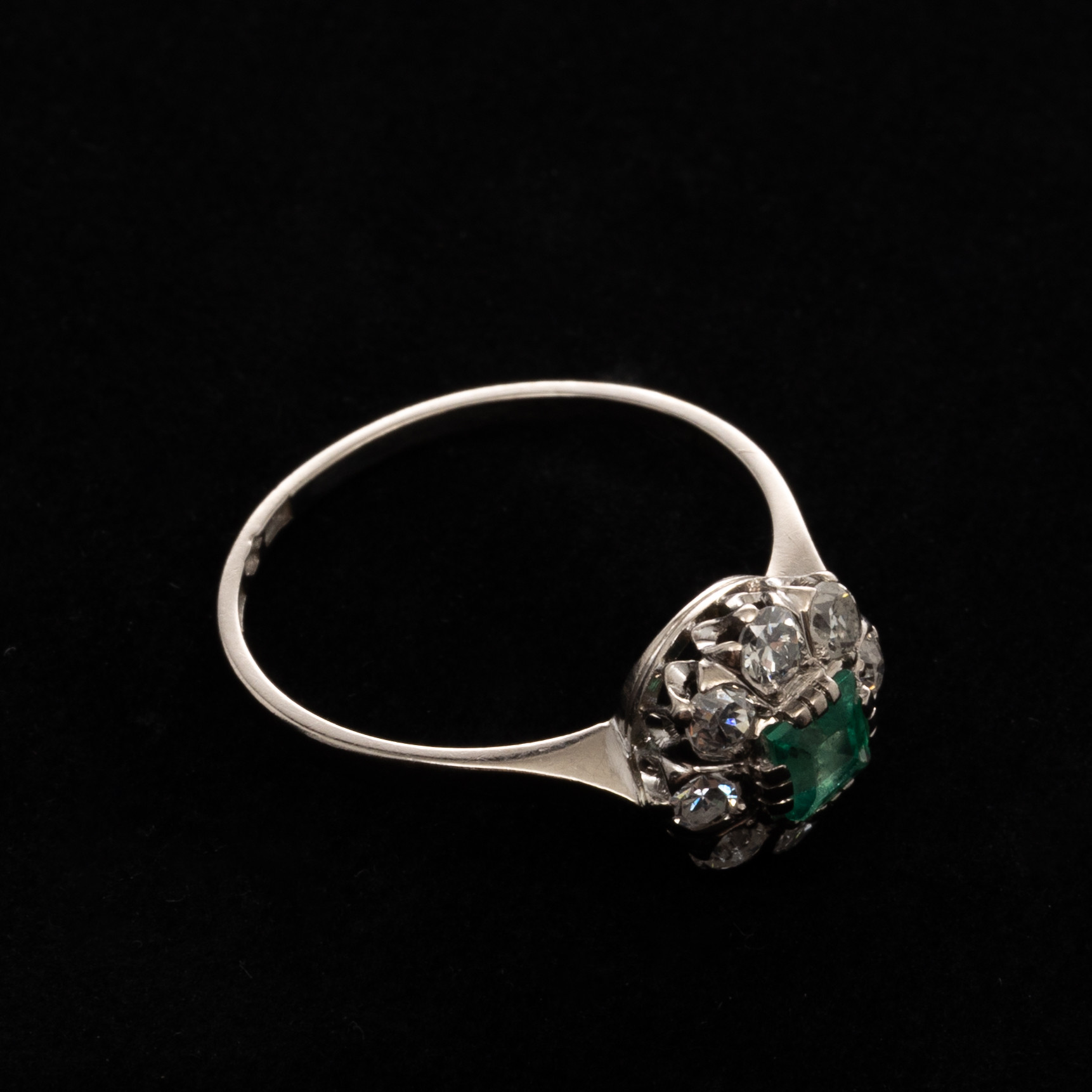 RING, 18K vitguld, Smaragd 0,3 ct, Briljanter 0,48 ct.