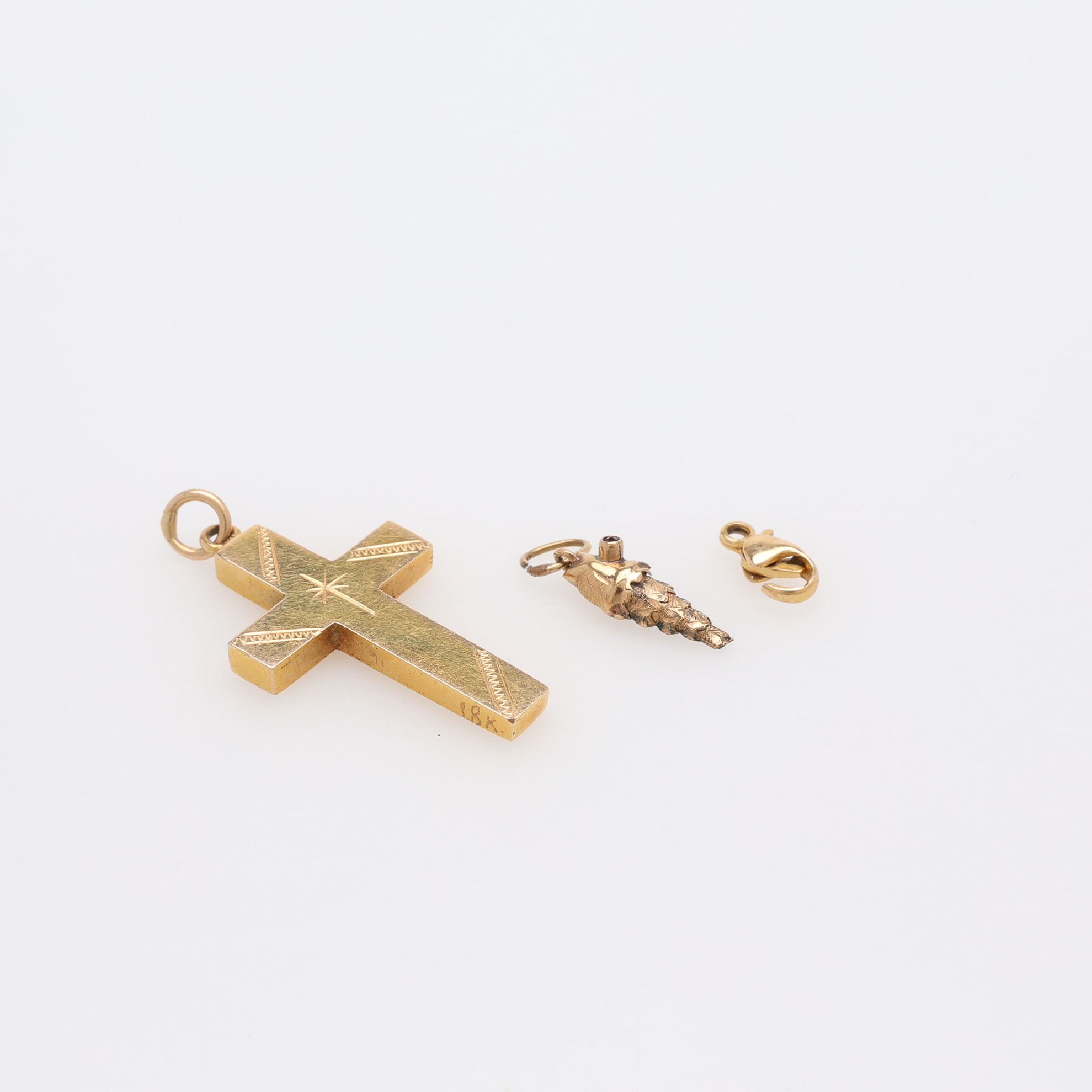 HÄNGE I FORM AV ETT KORS, SAMT TVÅ FRAGMENT, 18K GULD, TOTAL VIKT CA 3,5 GRAM.