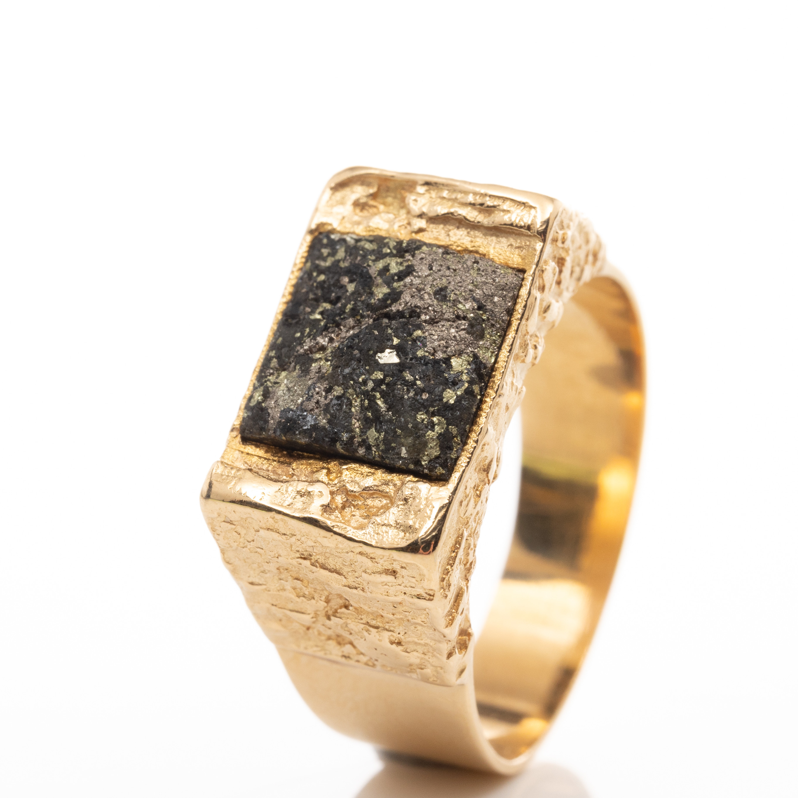 BJÖRN WECKSTRÖM. Ring, 18K guld, Grön Guldmalm, Lapponia, Finland.