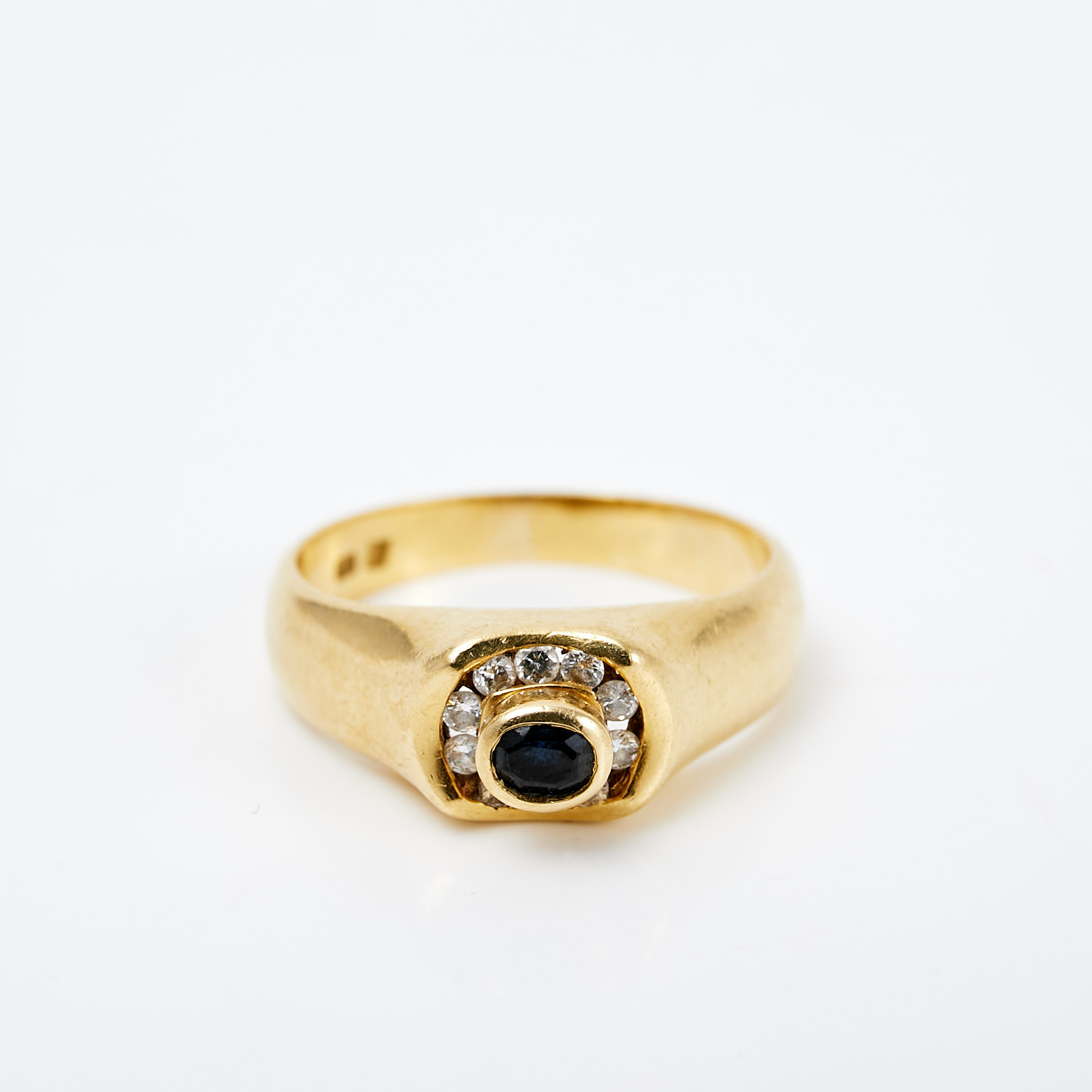RING, 18 k guld, 1 ovalslipad safir, bekransad av 10 briljantslipade diamanter, totalt ca 0,10 ct, utländska stämplar.