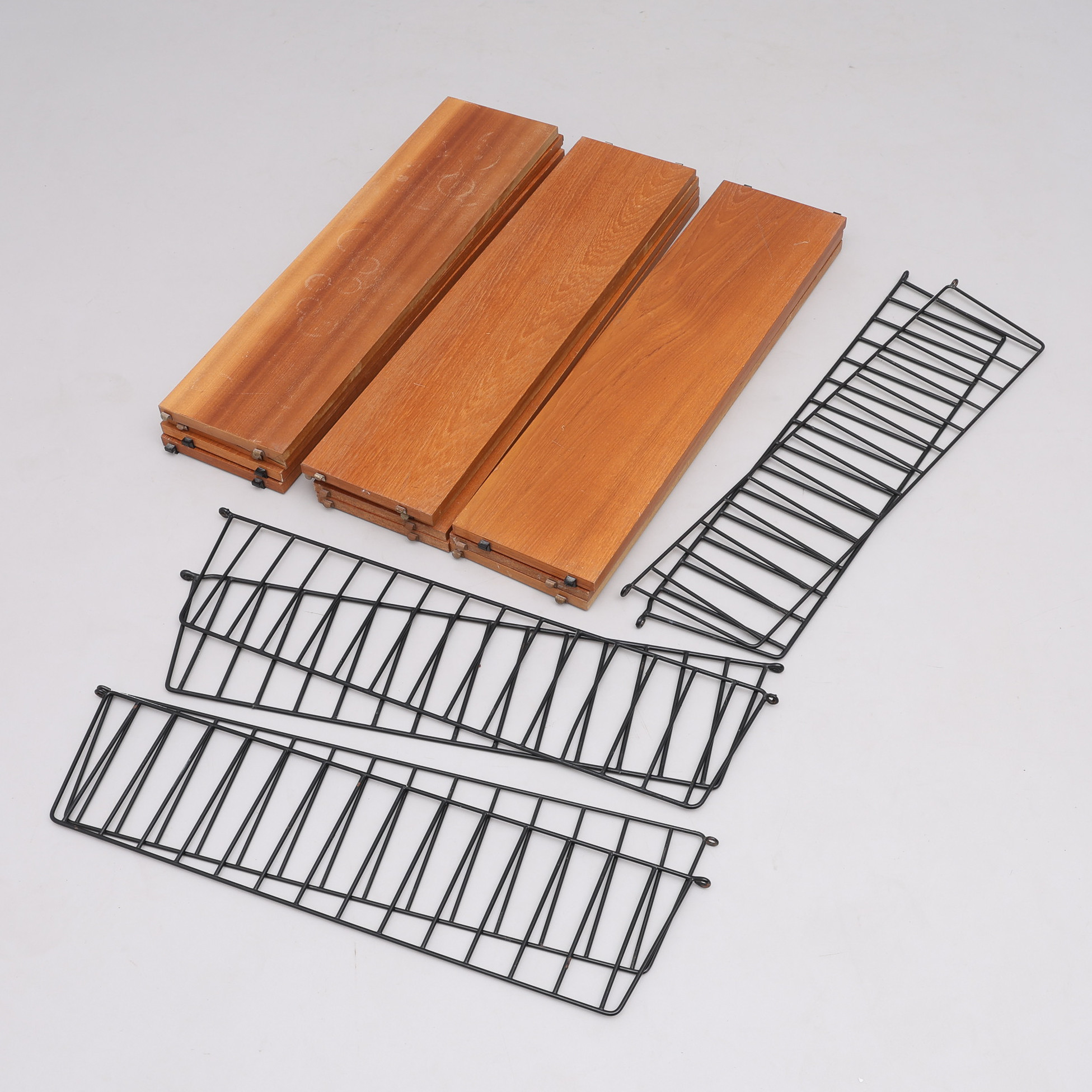 NILS & KAJSA STRINNING. VÄGGHYLLOR, 3 ST, TEAK & METALL, "STRING", 1960-TAL.