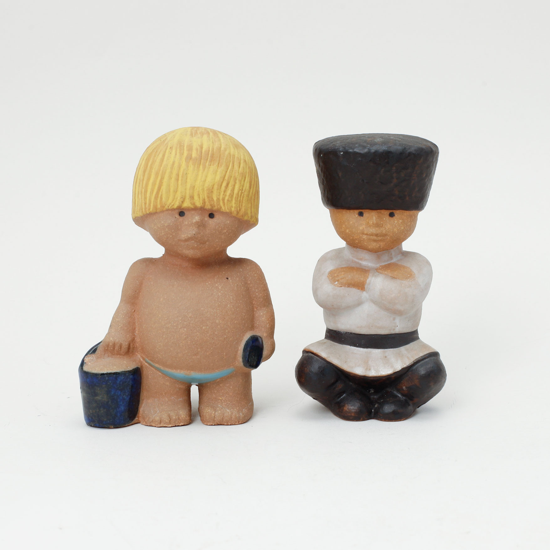 LISA LARSON. Figuriner, 2 st, "Ivan och "Väst", ur serien "Världens barn", stengods, Gustavsberg.